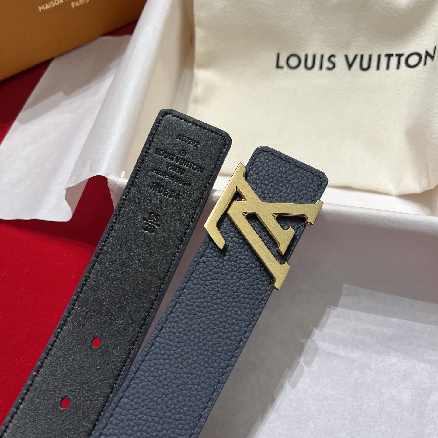 LV 一比一 男款 黑色大LOGO皮帶 潮流設計 百搭精品款| 6 LV 一比一 男款 黑色大LOGO皮帶 潮流設計 百搭精品款