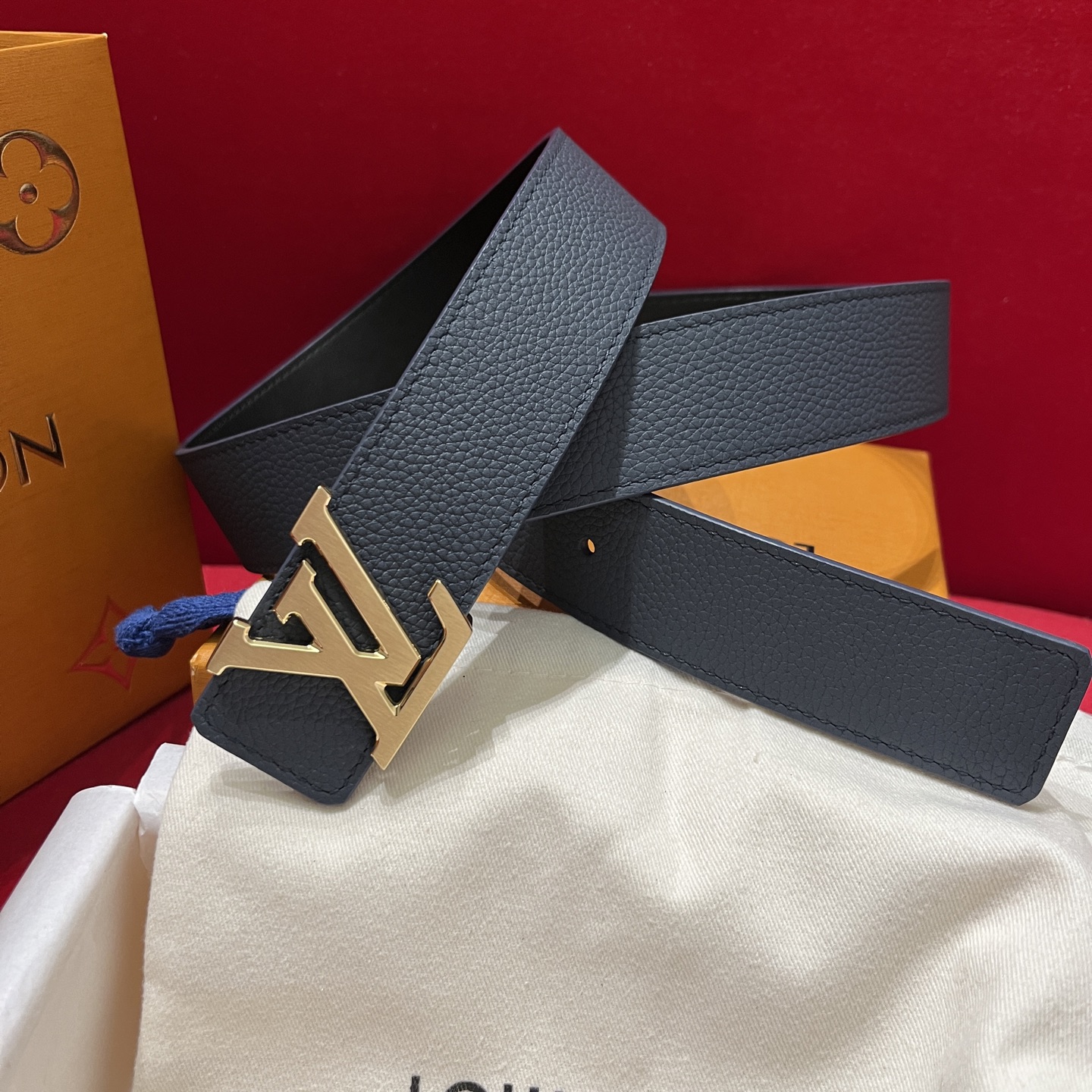 LV 一比一 男款 黑色大LOGO皮帶 潮流設計 百搭精品款| 10 LV 一比一 男款 黑色大LOGO皮帶 潮流設計 百搭精品款