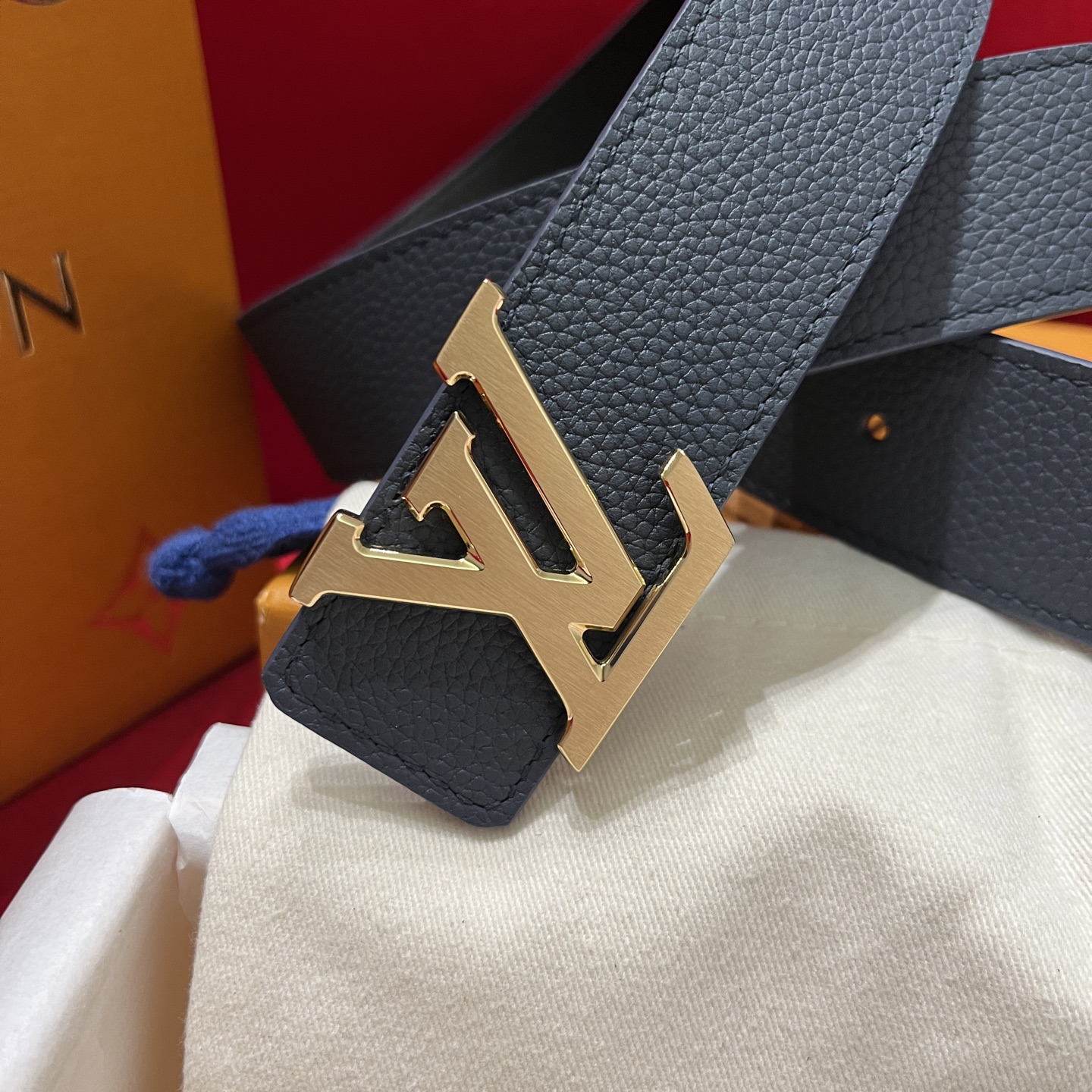 LV 一比一 男款 黑色大LOGO皮帶 潮流設計 百搭精品款| 9 LV 一比一 男款 黑色大LOGO皮帶 潮流設計 百搭精品款