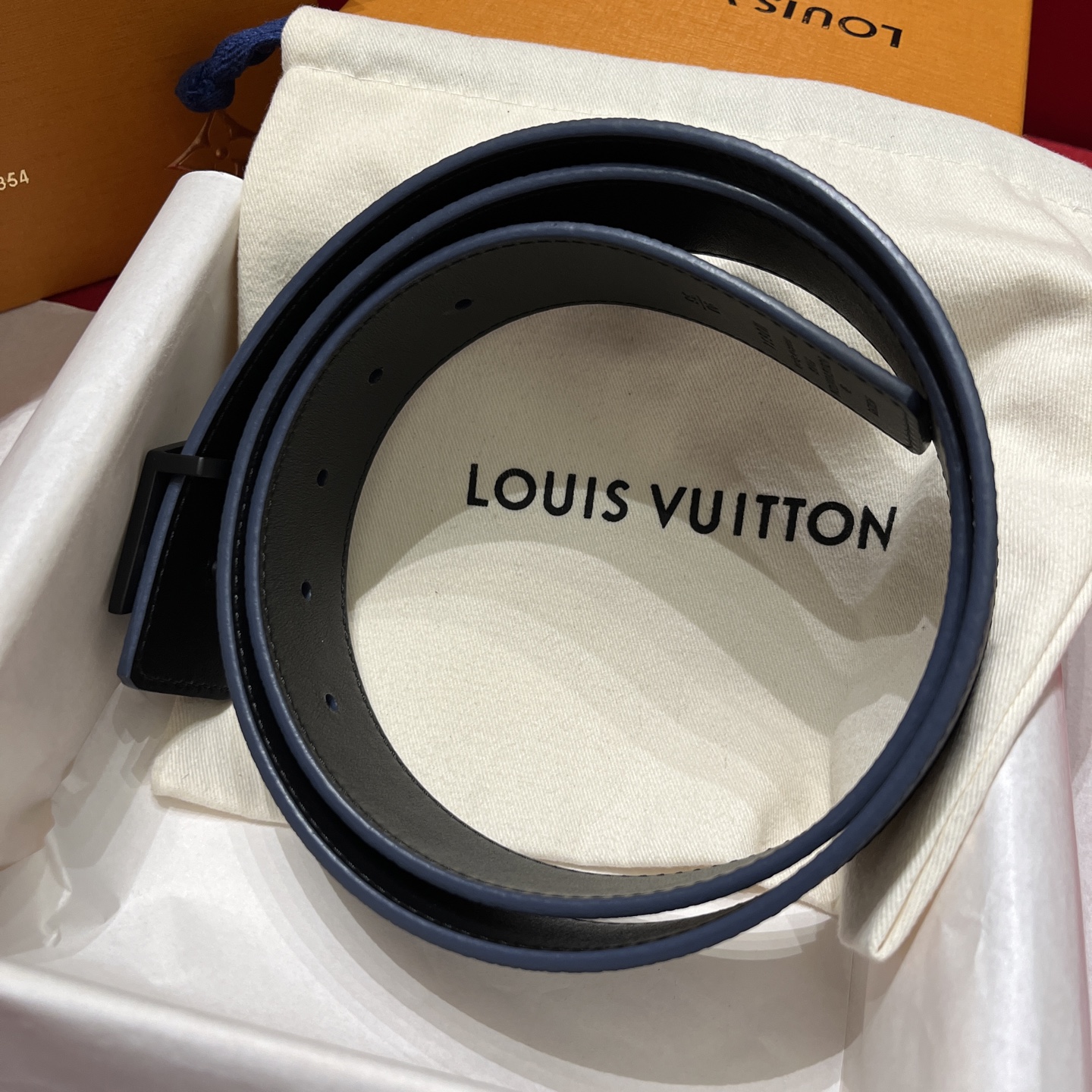 LV 高仿 男款經典壓紋皮革皮帶 LV字母扣商務百搭款| 11 LV 高仿 男款經典壓紋皮革皮帶 LV字母扣商務百搭款