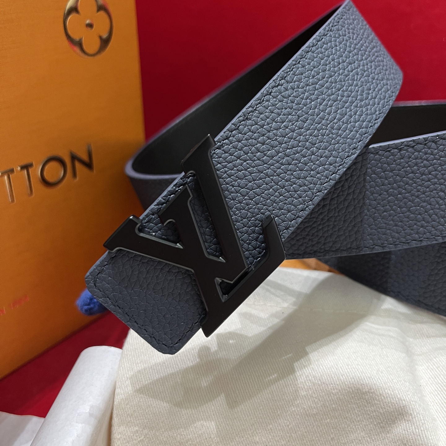 LV 高仿 男款經典壓紋皮革皮帶 LV字母扣商務百搭款| 8 LV 高仿 男款經典壓紋皮革皮帶 LV字母扣商務百搭款