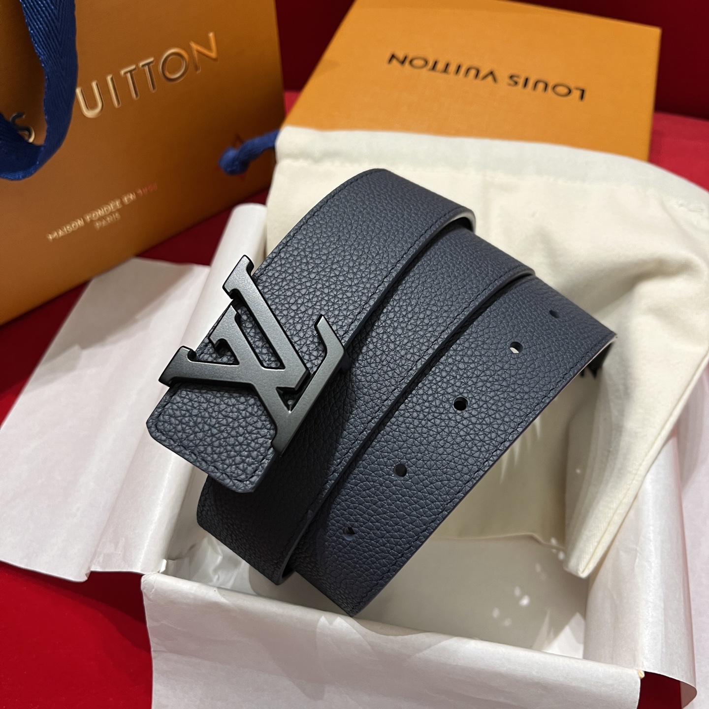 LV 高仿 男款經典壓紋皮革皮帶 LV字母扣商務百搭款| 7 LV 高仿 男款經典壓紋皮革皮帶 LV字母扣商務百搭款