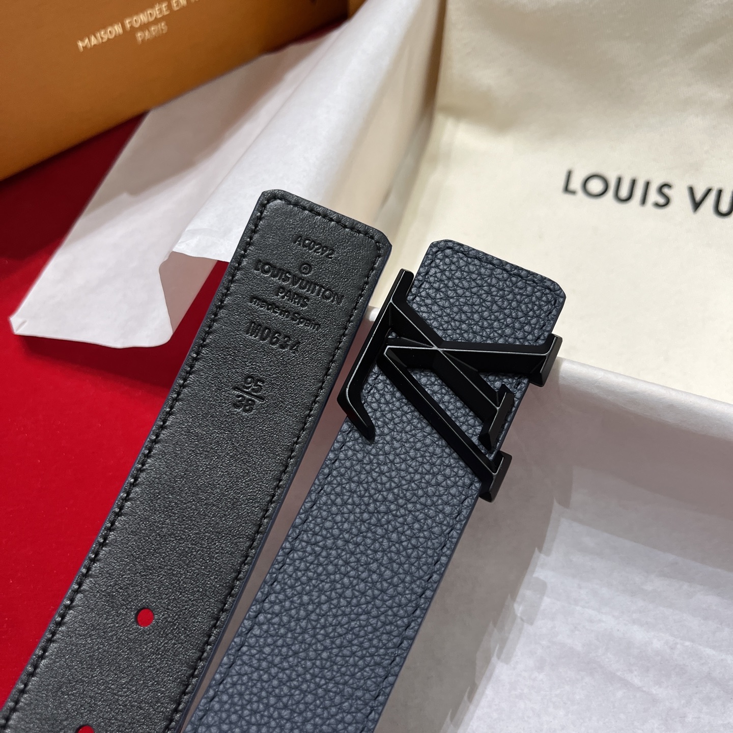 LV 高仿 男士顆粒皮革皮帶 黑色LV扣頭簡約高級感款| 6 LV 高仿 男士顆粒皮革皮帶 黑色LV扣頭簡約高級感款