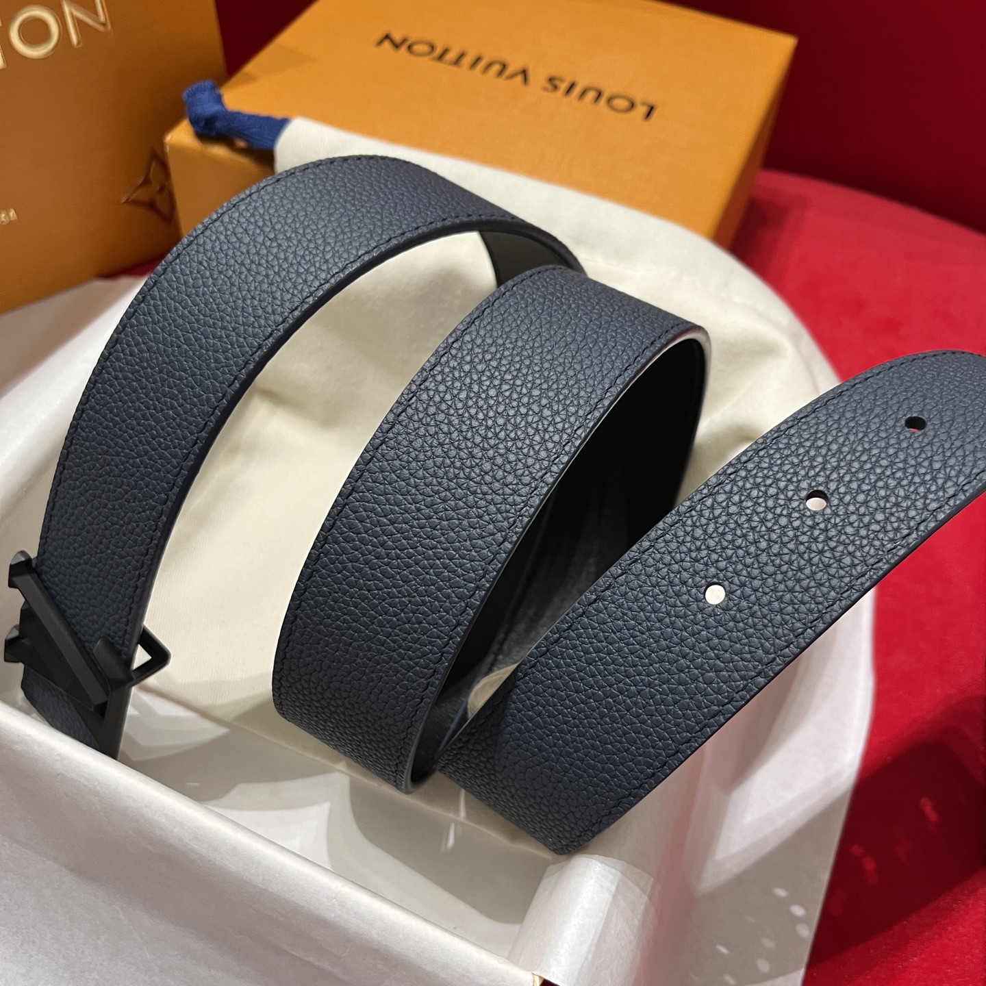 LV 高仿 男士顆粒皮革皮帶 黑色LV扣頭簡約高級感款| 12 LV 高仿 男士顆粒皮革皮帶 黑色LV扣頭簡約高級感款