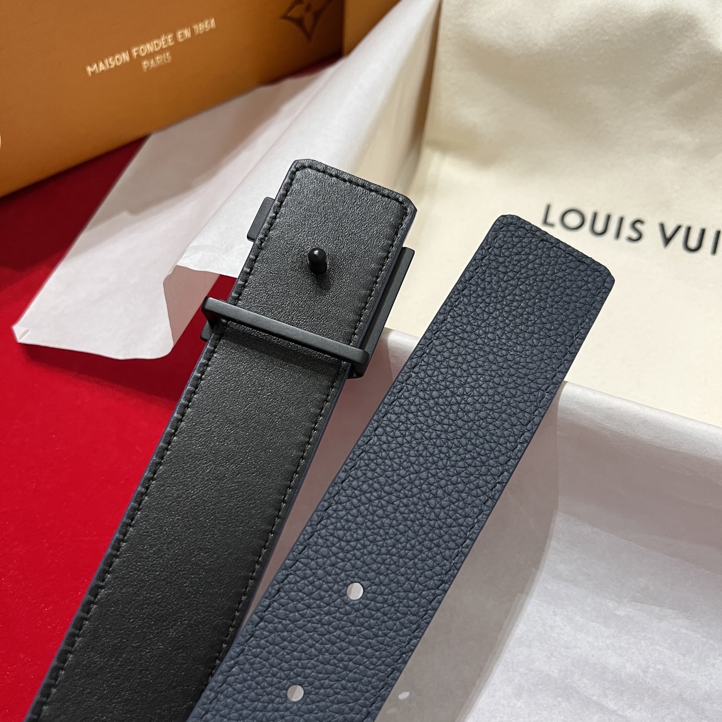 LV 高仿 男士顆粒皮革皮帶 黑色LV扣頭簡約高級感款| 9 LV 高仿 男士顆粒皮革皮帶 黑色LV扣頭簡約高級感款