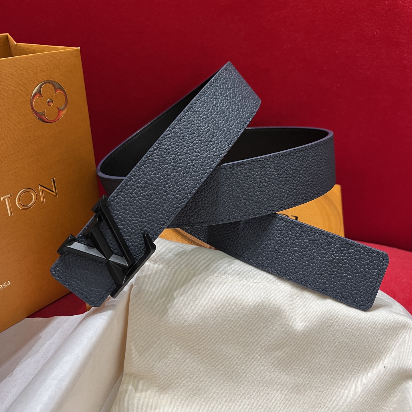 LV 高仿 男士顆粒皮革皮帶 黑色LV扣頭簡約高級感款| 8 LV 高仿 男士顆粒皮革皮帶 黑色LV扣頭簡約高級感款