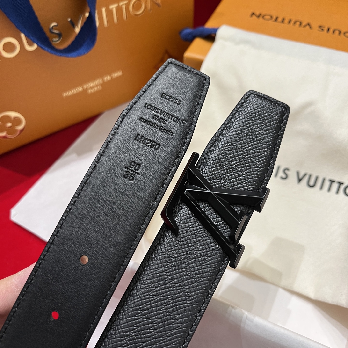 LV 高仿 男款壓紋皮革皮帶 LV金屬扣頭時尚百搭款| 11 LV 高仿 男款壓紋皮革皮帶 LV金屬扣頭時尚百搭款