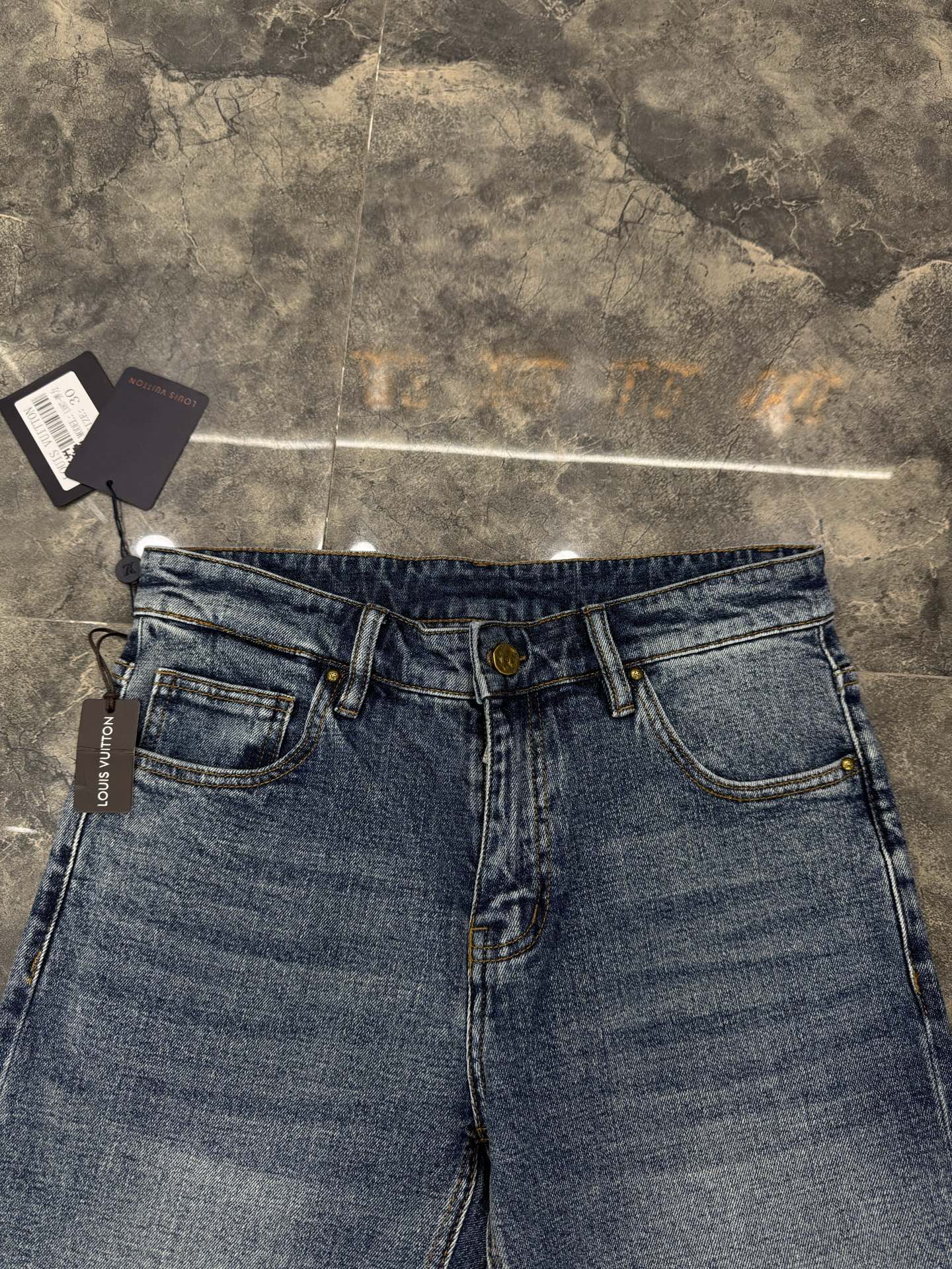 LV 高仿 男款 刺繡字母水洗牛仔褲 潮流百搭街頭風長褲| 10 LV 高仿 男款 刺繡字母水洗牛仔褲 潮流百搭街頭風長褲