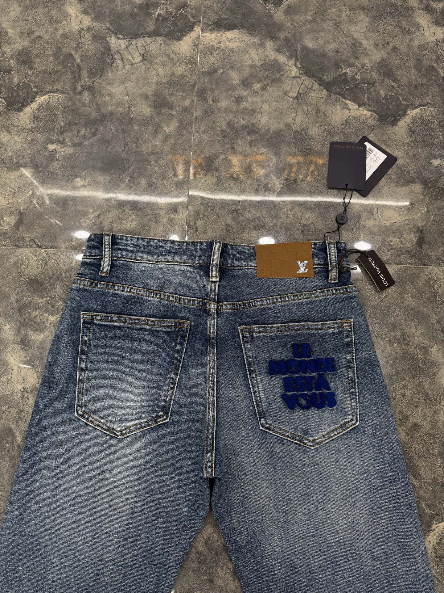 LV 高仿 男款 刺繡字母水洗牛仔褲 潮流百搭街頭風長褲| 8 LV 高仿 男款 刺繡字母水洗牛仔褲 潮流百搭街頭風長褲