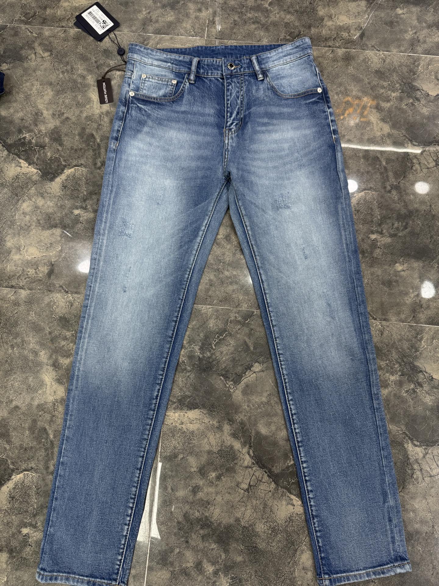 LV 高仿 男款 Monogram拼接牛仔褲 潮流設計款街頭百搭長褲| 11 LV 高仿 男款 Monogram拼接牛仔褲 潮流設計款街頭百搭長褲