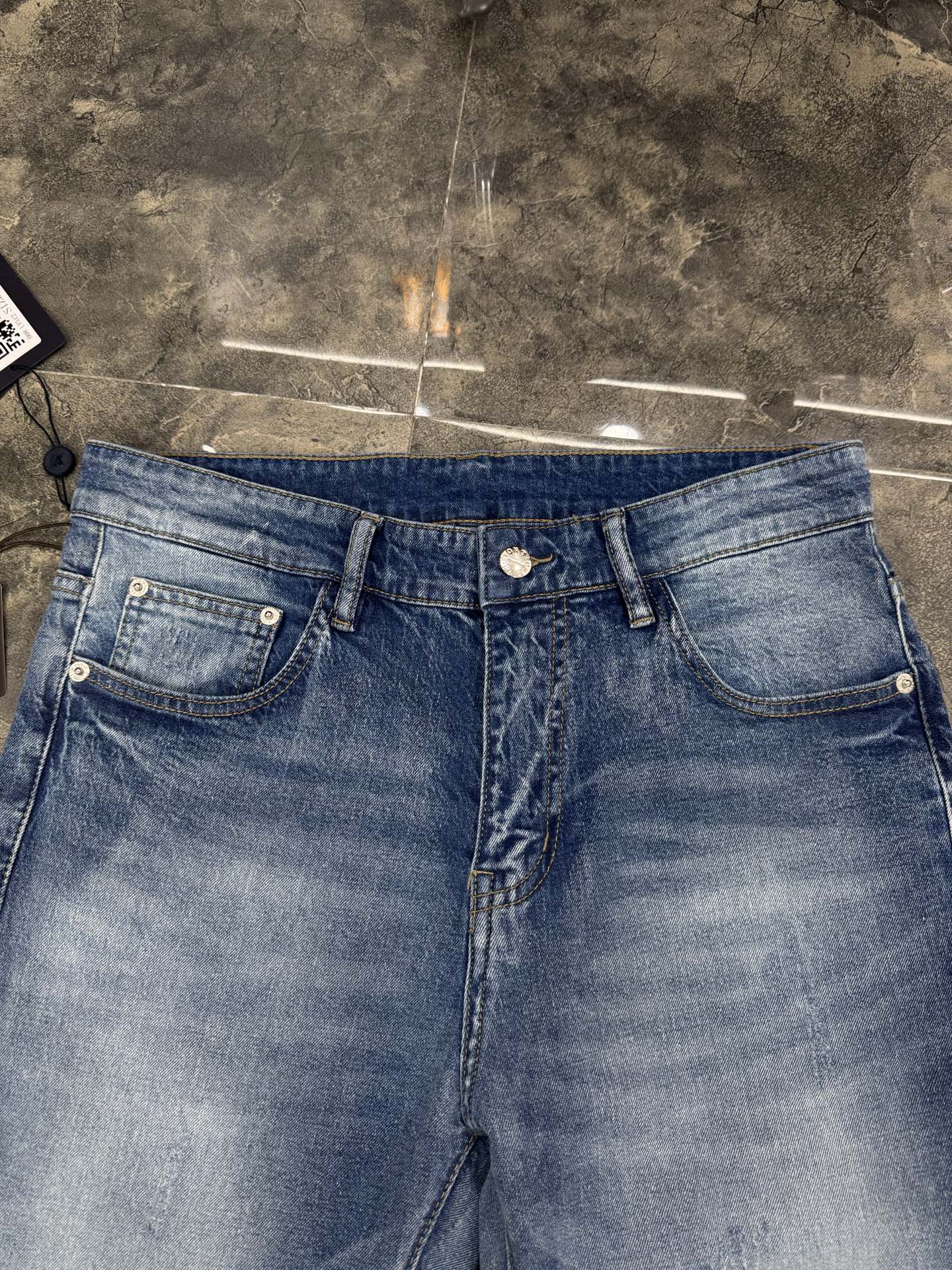 LV 高仿 男款 Monogram拼接牛仔褲 潮流設計款街頭百搭長褲| 10 LV 高仿 男款 Monogram拼接牛仔褲 潮流設計款街頭百搭長褲
