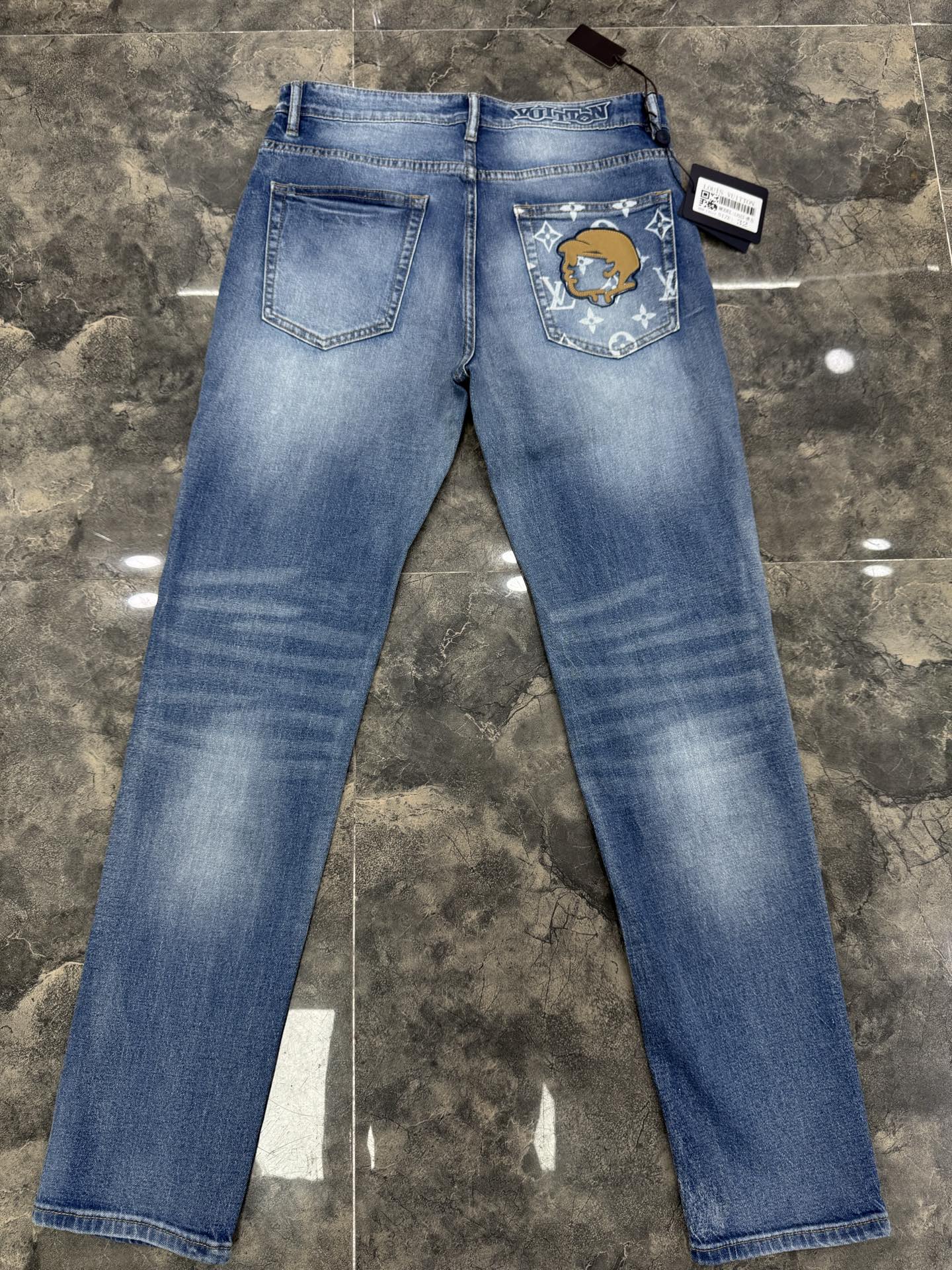 LV 高仿 男款 Monogram拼接牛仔褲 潮流設計款街頭百搭長褲| 9 LV 高仿 男款 Monogram拼接牛仔褲 潮流設計款街頭百搭長褲