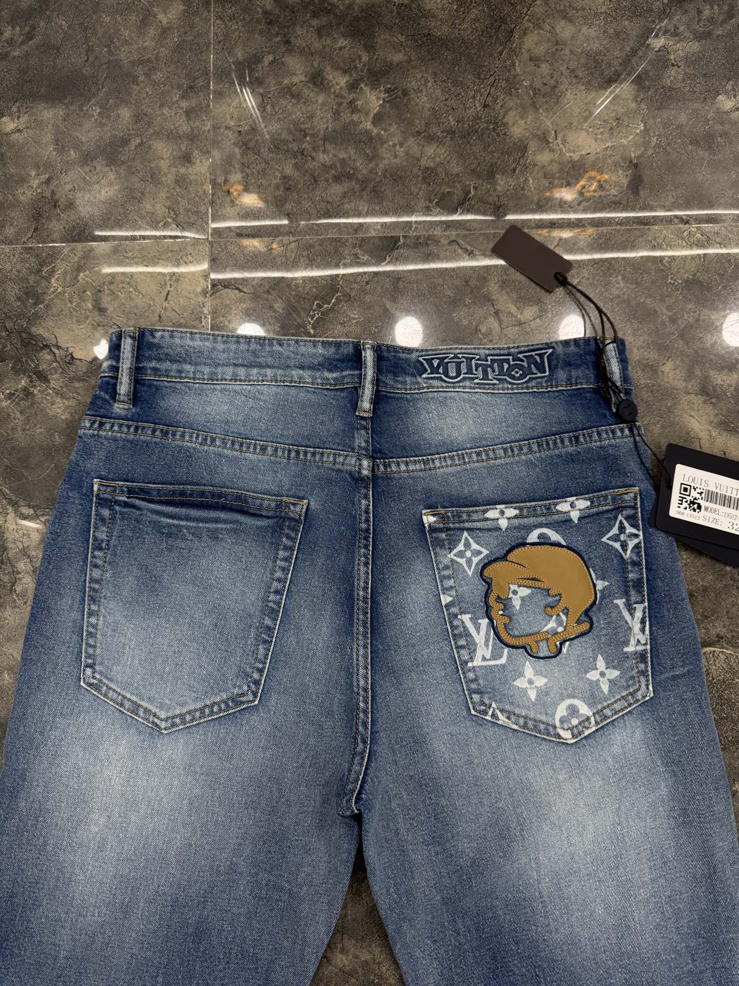 LV 高仿 男款 Monogram拼接牛仔褲 潮流設計款街頭百搭長褲| 8 LV 高仿 男款 Monogram拼接牛仔褲 潮流設計款街頭百搭長褲