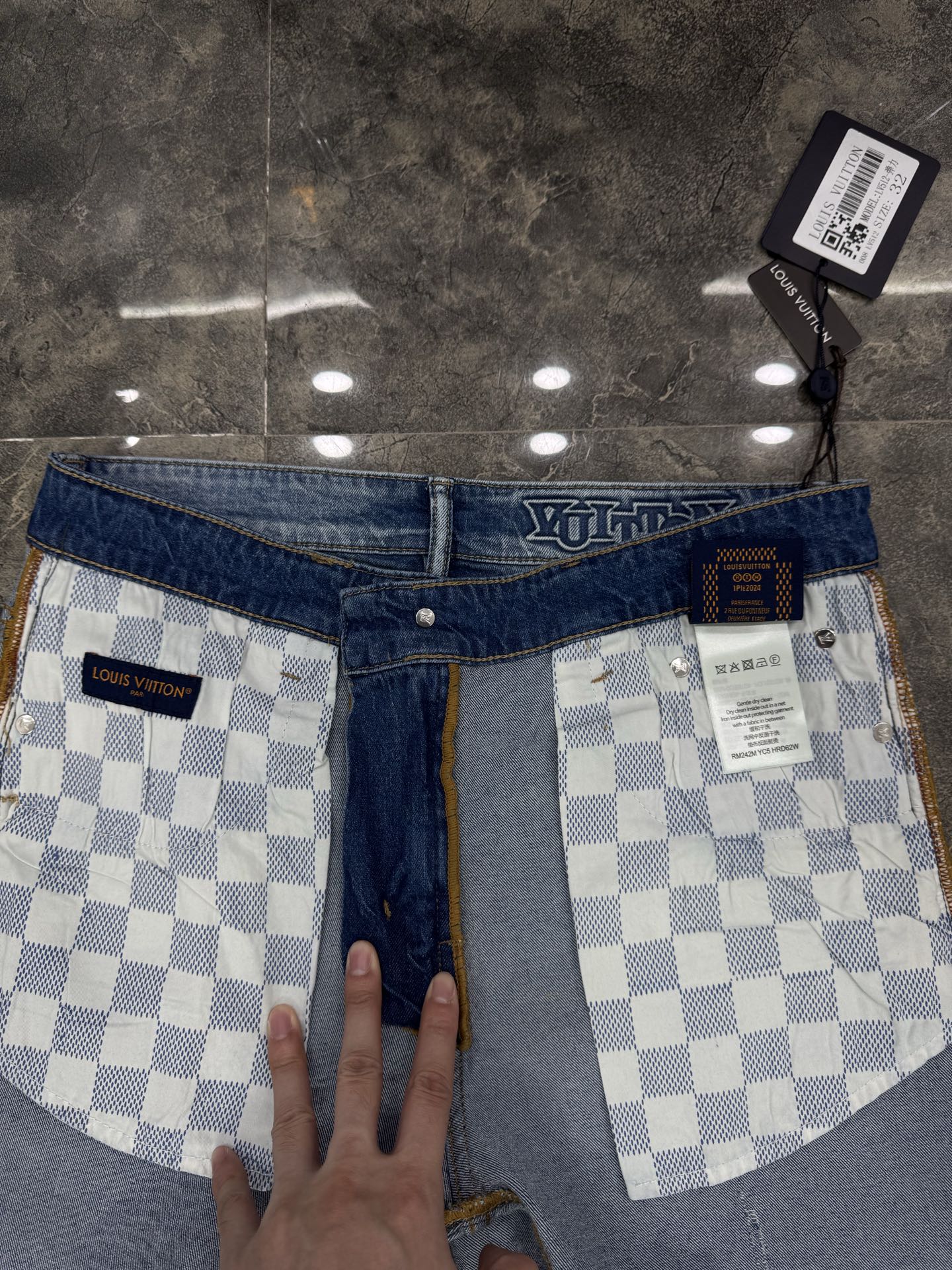 LV 高仿 男款 Monogram拼接牛仔褲 潮流設計款街頭百搭長褲| 7 LV 高仿 男款 Monogram拼接牛仔褲 潮流設計款街頭百搭長褲