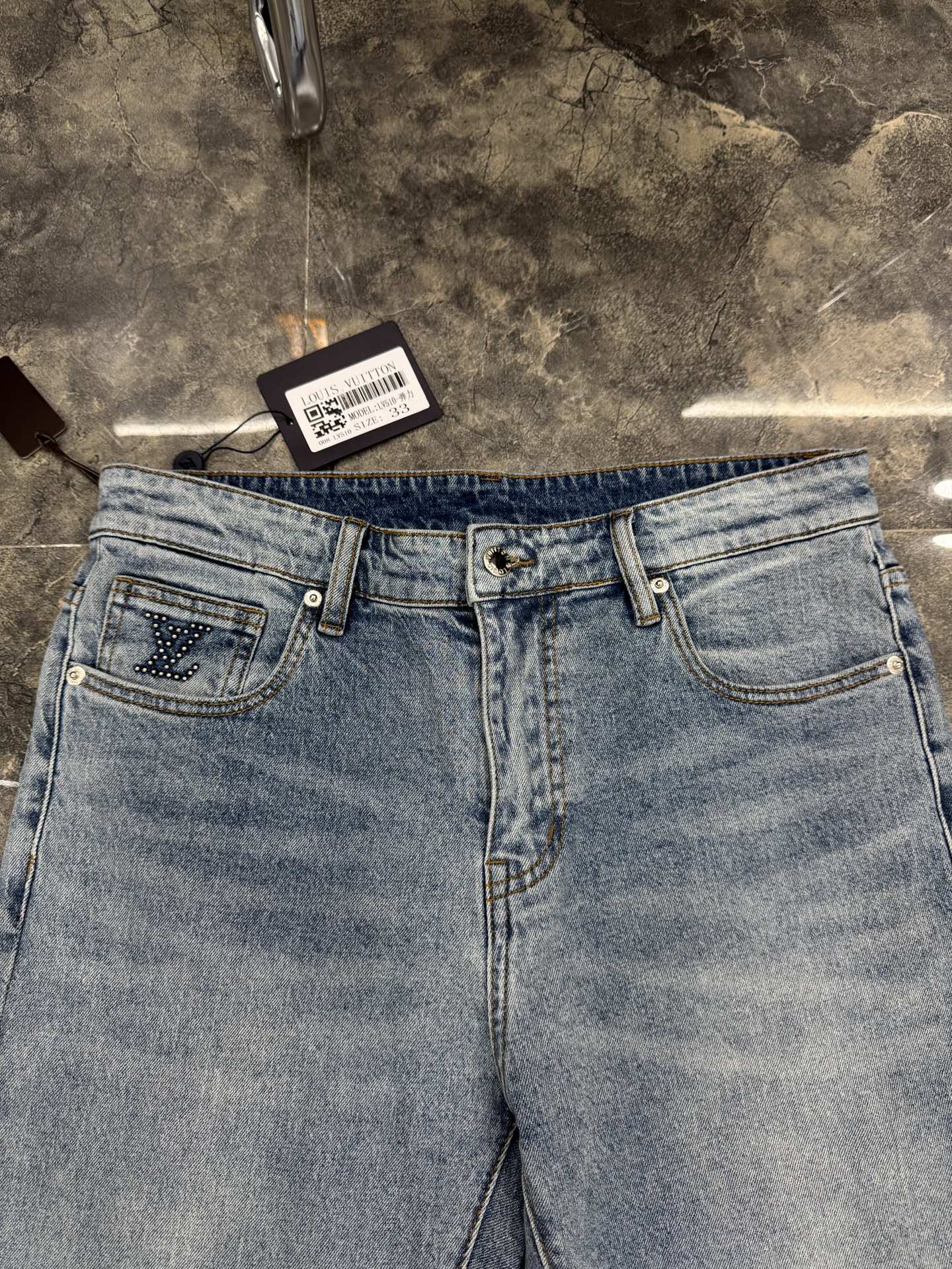 LV 高仿 男款 鉚釘刺繡牛仔褲 潮流個性設計百搭長褲| 10 LV 高仿 男款 鉚釘刺繡牛仔褲 潮流個性設計百搭長褲