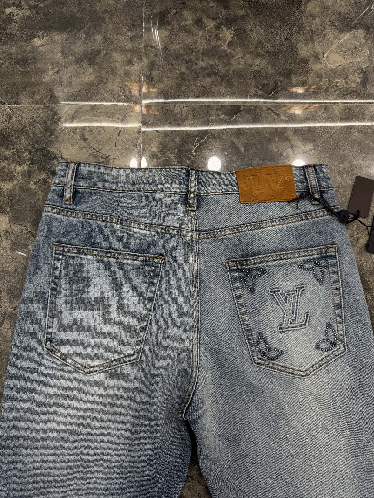 LV 高仿 男款 鉚釘刺繡牛仔褲 潮流個性設計百搭長褲| 8 LV 高仿 男款 鉚釘刺繡牛仔褲 潮流個性設計百搭長褲