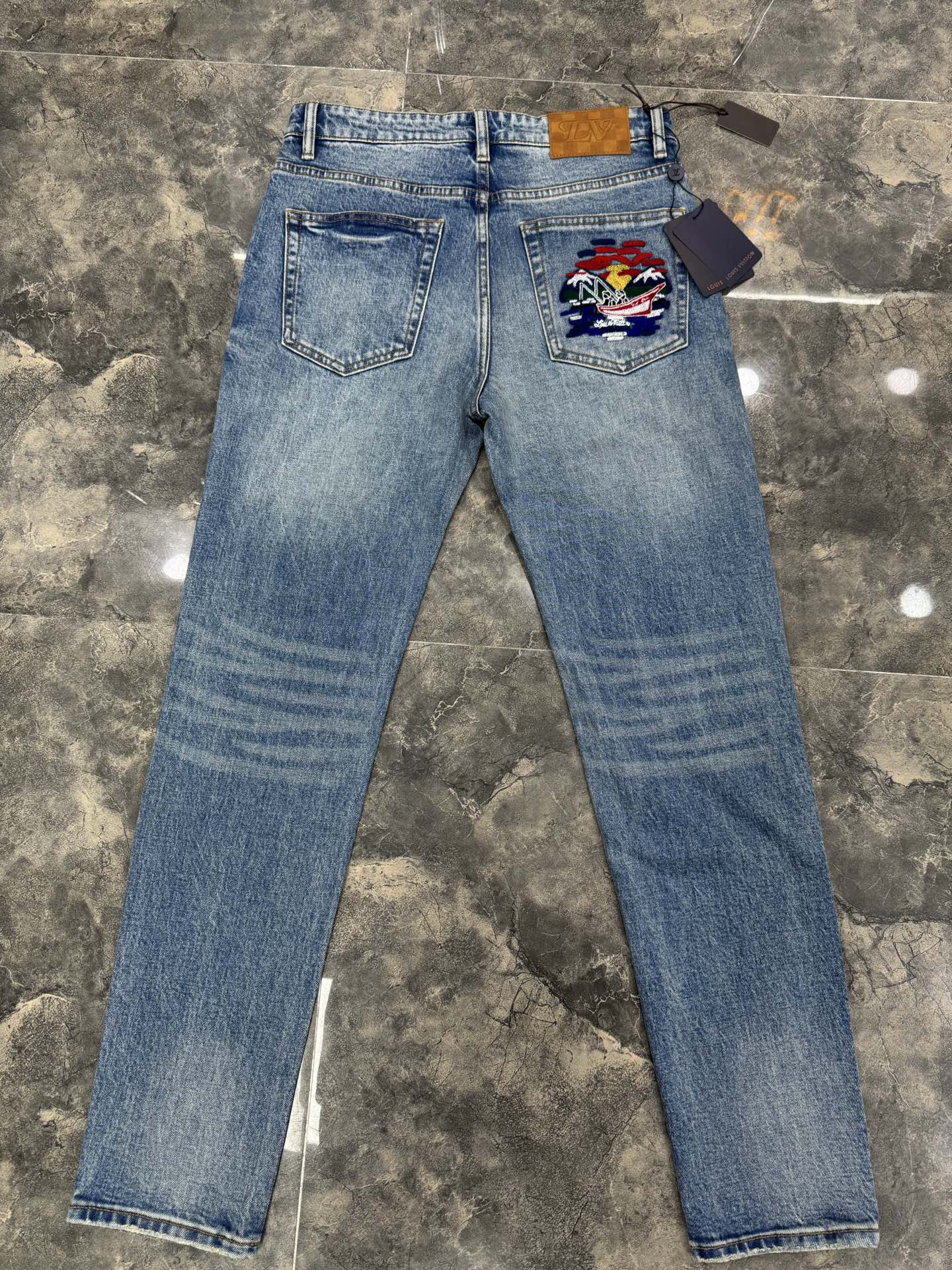 LV 高仿 男款 刺繡圖案牛仔褲 復古藝術風百搭長褲| 9 LV 高仿 男款 刺繡圖案牛仔褲 復古藝術風百搭長褲