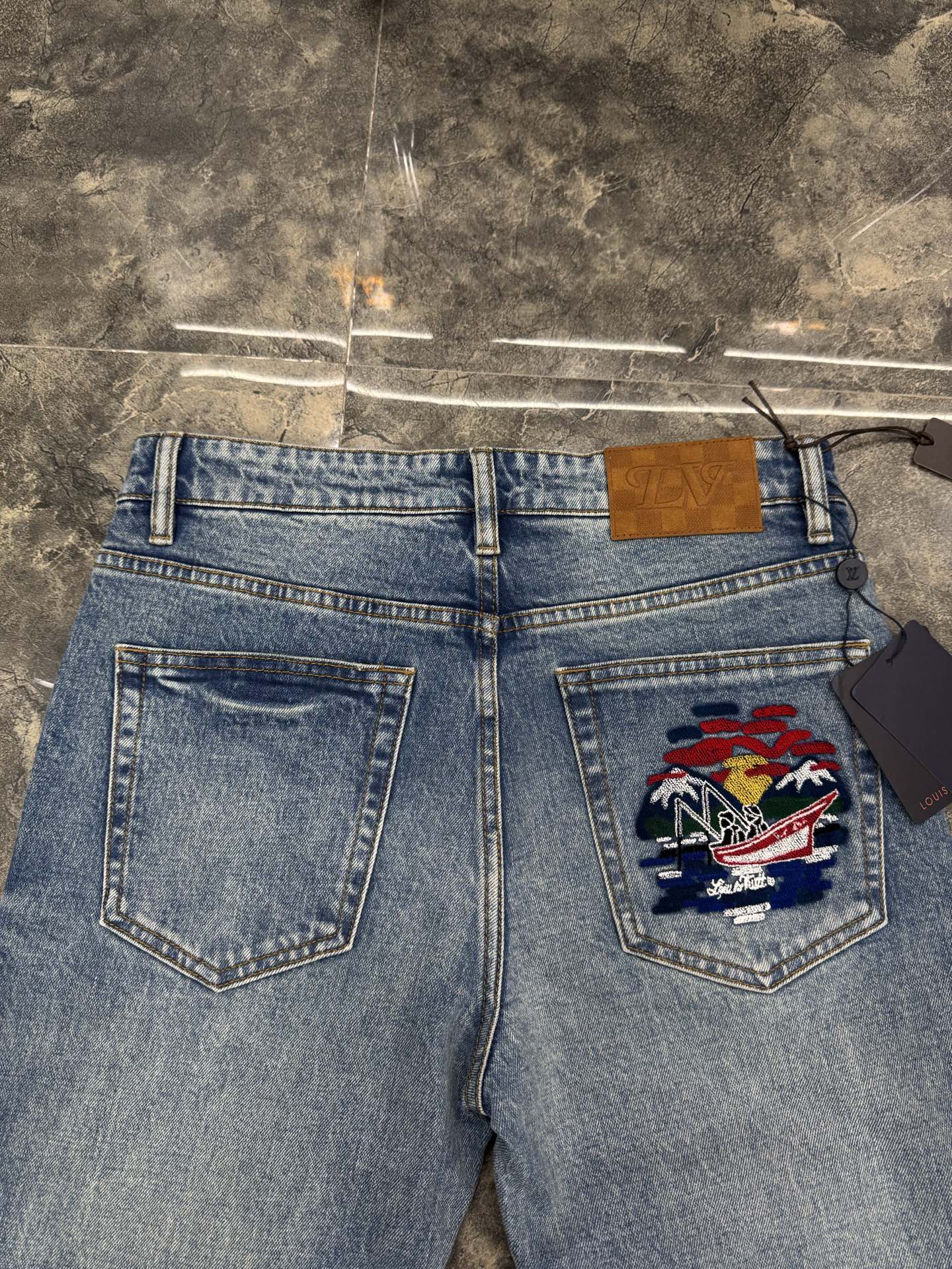 LV 高仿 男款 刺繡圖案牛仔褲 復古藝術風百搭長褲| 8 LV 高仿 男款 刺繡圖案牛仔褲 復古藝術風百搭長褲