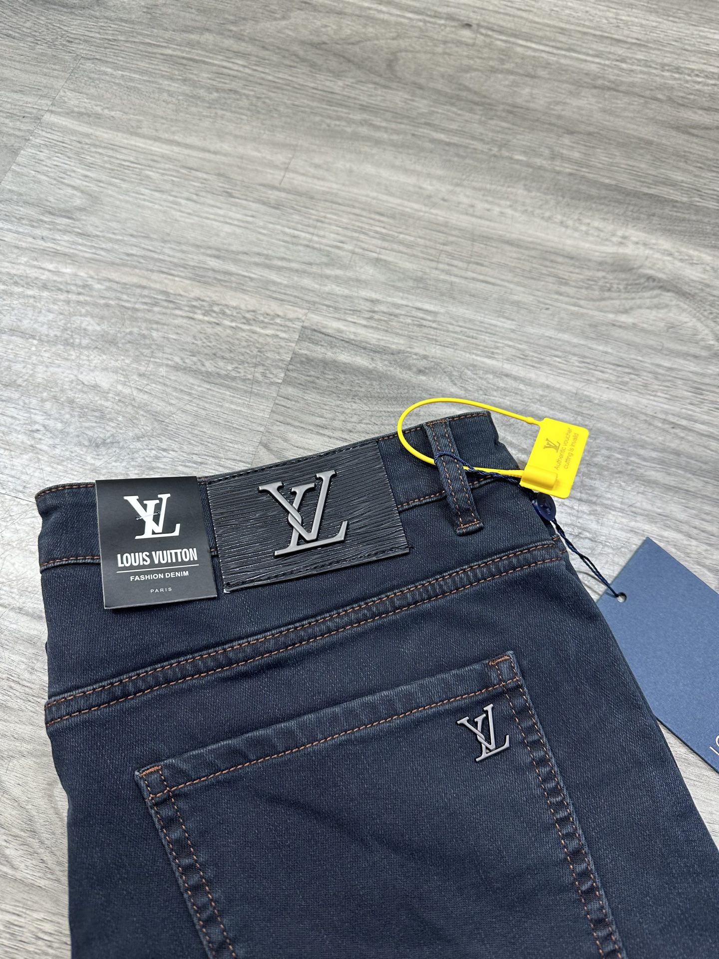 LV 原單 男款 Monogram壓紋牛仔褲 高端質感百搭款| 14 LV 原單 男款 Monogram壓紋牛仔褲 高端質感百搭款