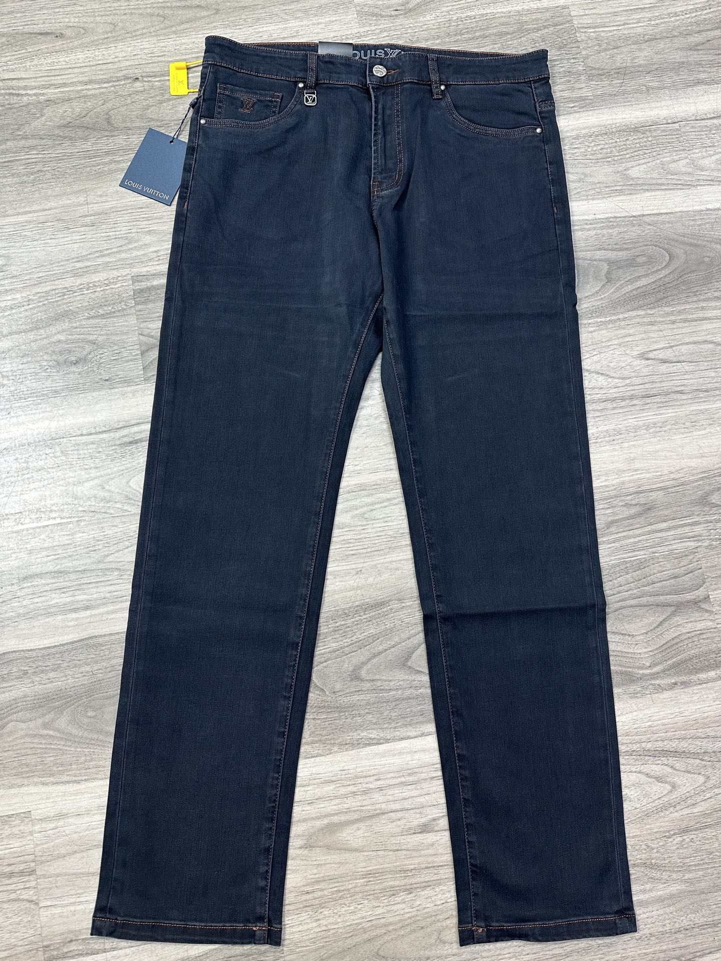 LV 原單 男款 Monogram壓紋牛仔褲 高端質感百搭款| 13 LV 原單 男款 Monogram壓紋牛仔褲 高端質感百搭款