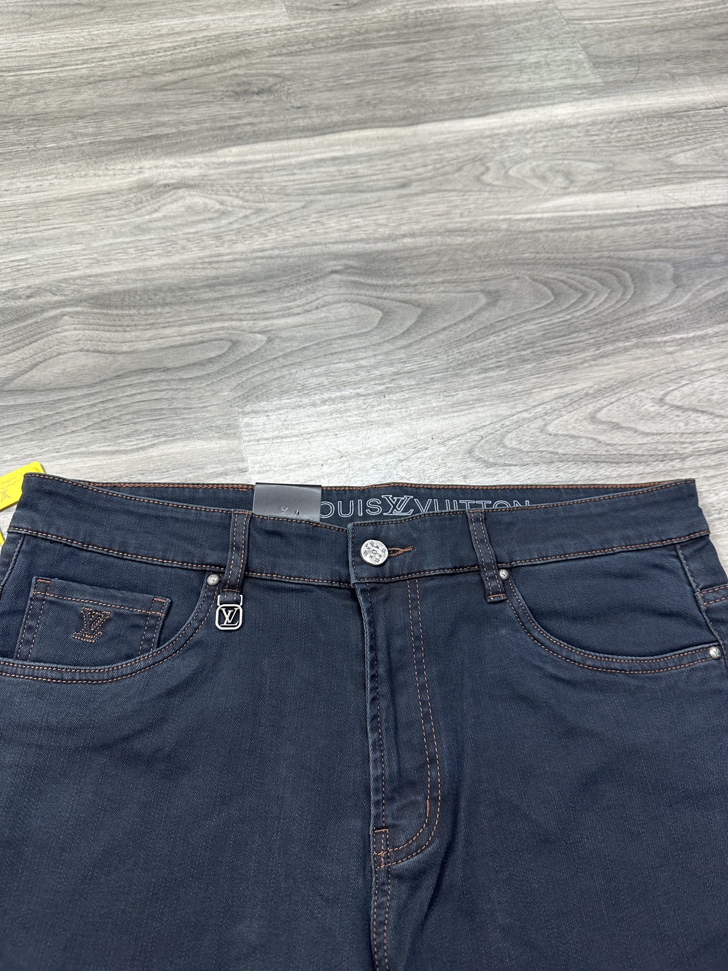 LV 原單 男款 Monogram壓紋牛仔褲 高端質感百搭款| 12 LV 原單 男款 Monogram壓紋牛仔褲 高端質感百搭款