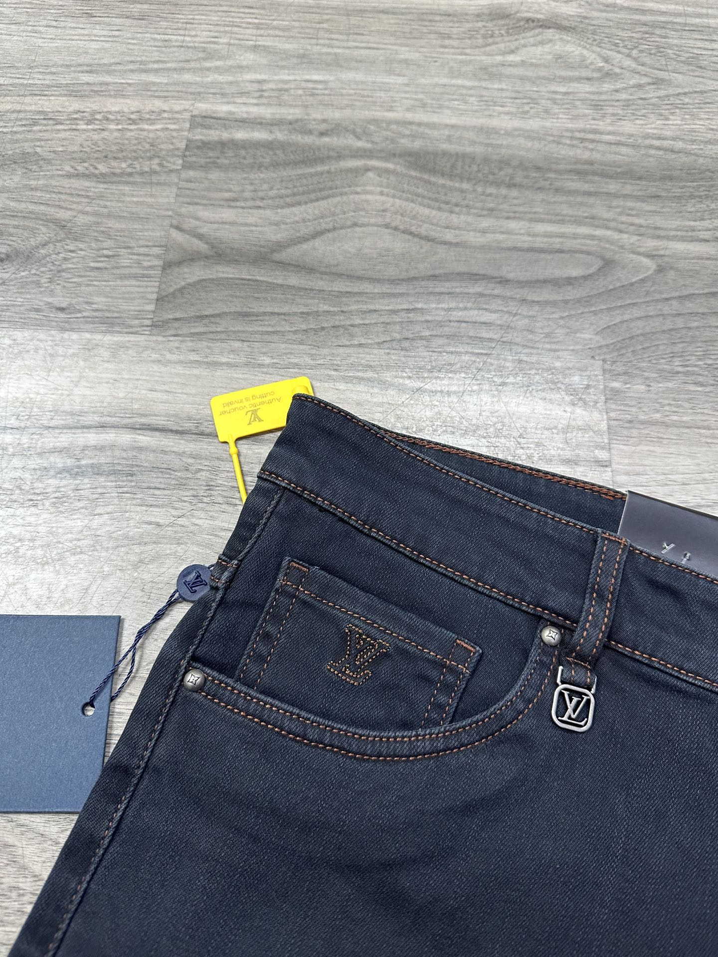 LV 原單 男款 Monogram壓紋牛仔褲 高端質感百搭款| 11 LV 原單 男款 Monogram壓紋牛仔褲 高端質感百搭款