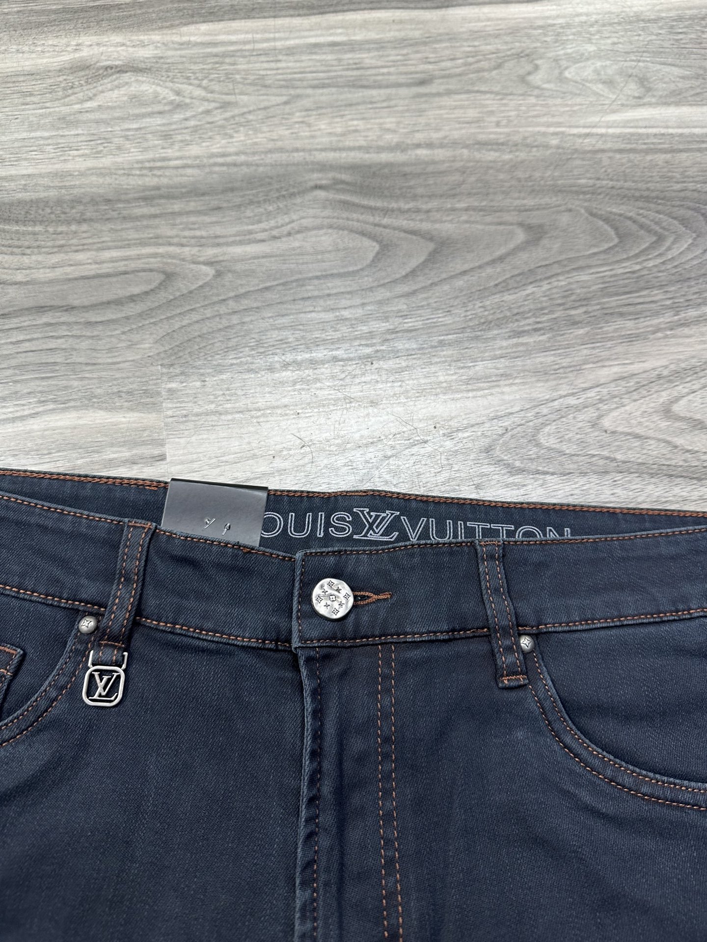 LV 原單 男款 Monogram壓紋牛仔褲 高端質感百搭款| 10 LV 原單 男款 Monogram壓紋牛仔褲 高端質感百搭款