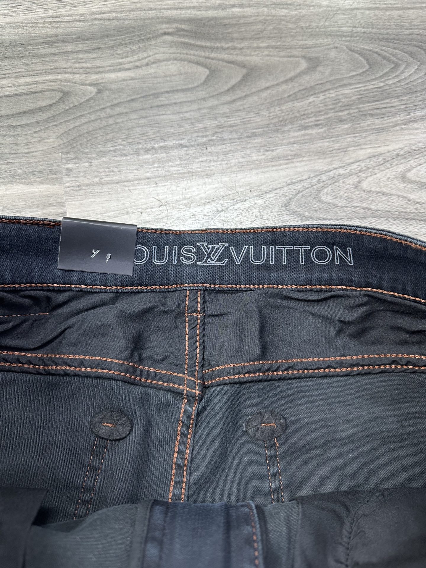 LV 原單 男款 Monogram壓紋牛仔褲 高端質感百搭款| 9 LV 原單 男款 Monogram壓紋牛仔褲 高端質感百搭款