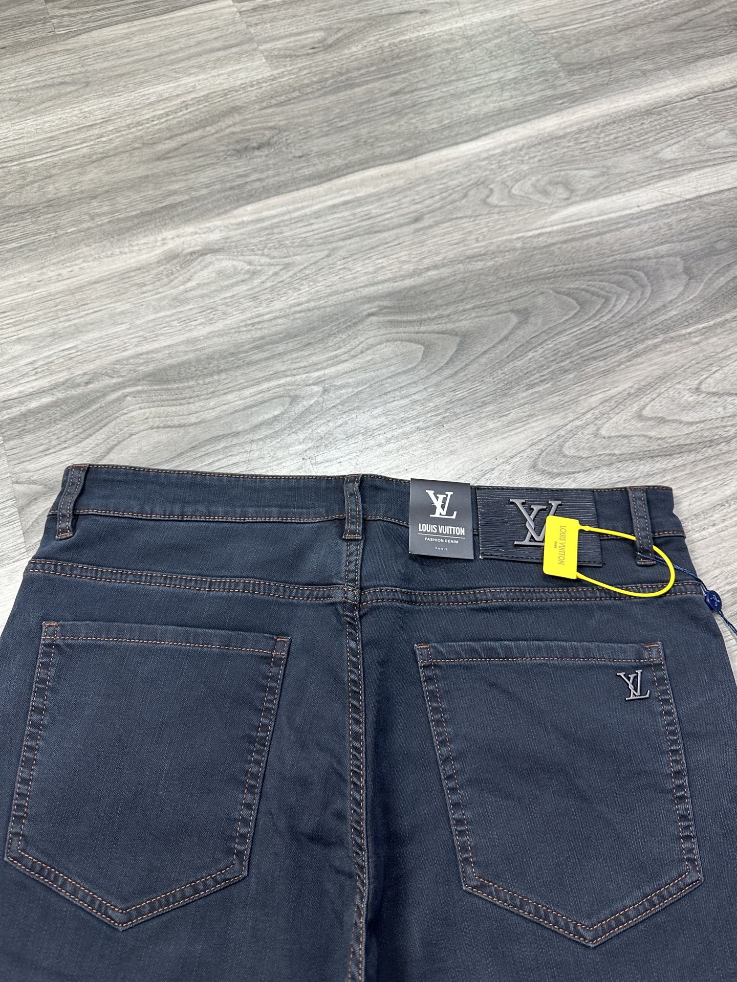 LV 原單 男款 Monogram壓紋牛仔褲 高端質感百搭款| 8 LV 原單 男款 Monogram壓紋牛仔褲 高端質感百搭款
