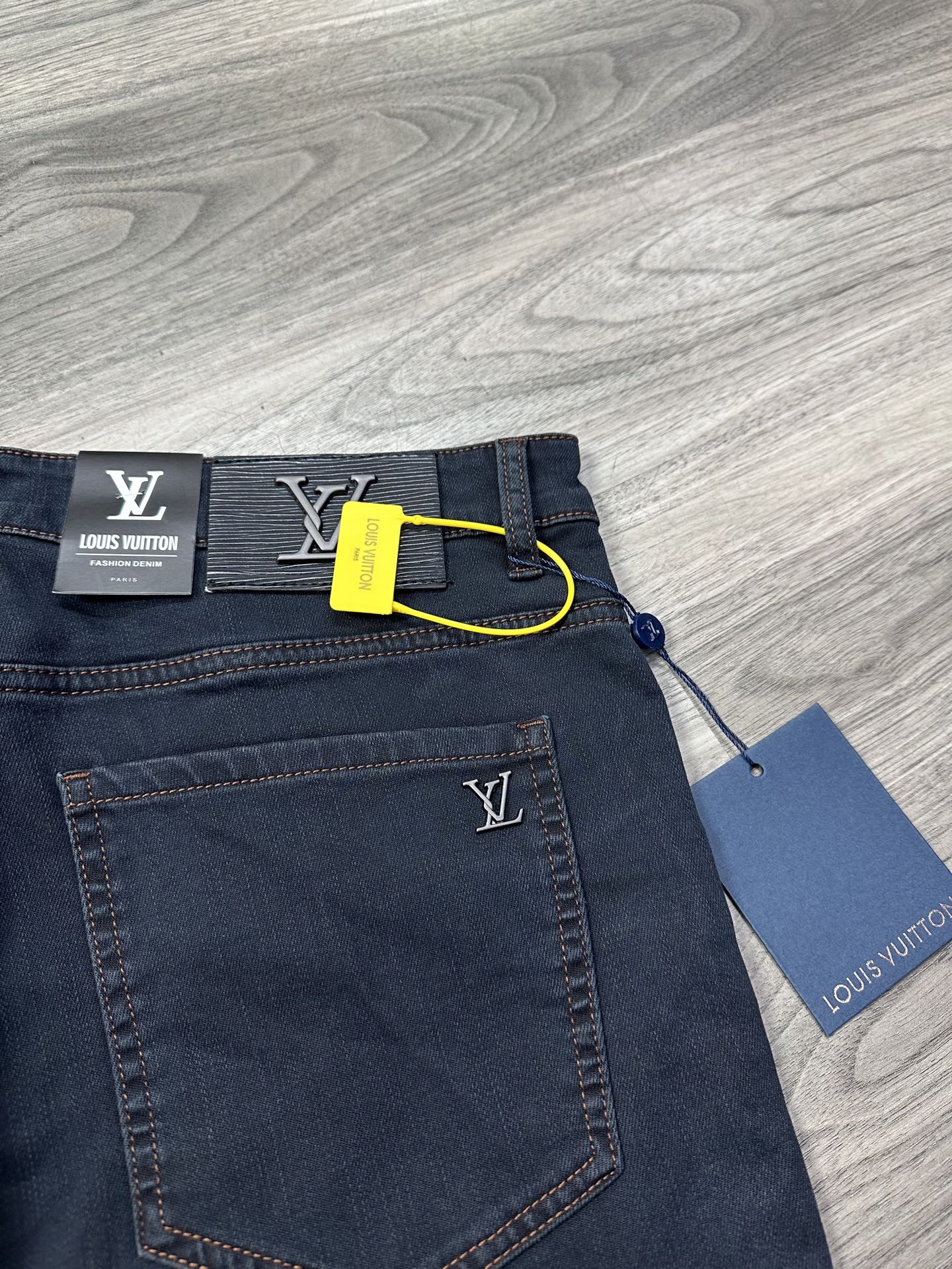 LV 原單 男款 Monogram壓紋牛仔褲 高端質感百搭款| 7 LV 原單 男款 Monogram壓紋牛仔褲 高端質感百搭款