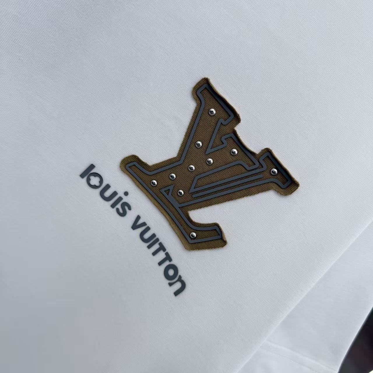 2026 高仿 LV 白色胸口 Logo 印花短袖|簡潔百搭男款精品T恤| 9 2026 高仿 LV 白色胸口 Logo 印花短袖|簡潔百搭男款精品T恤