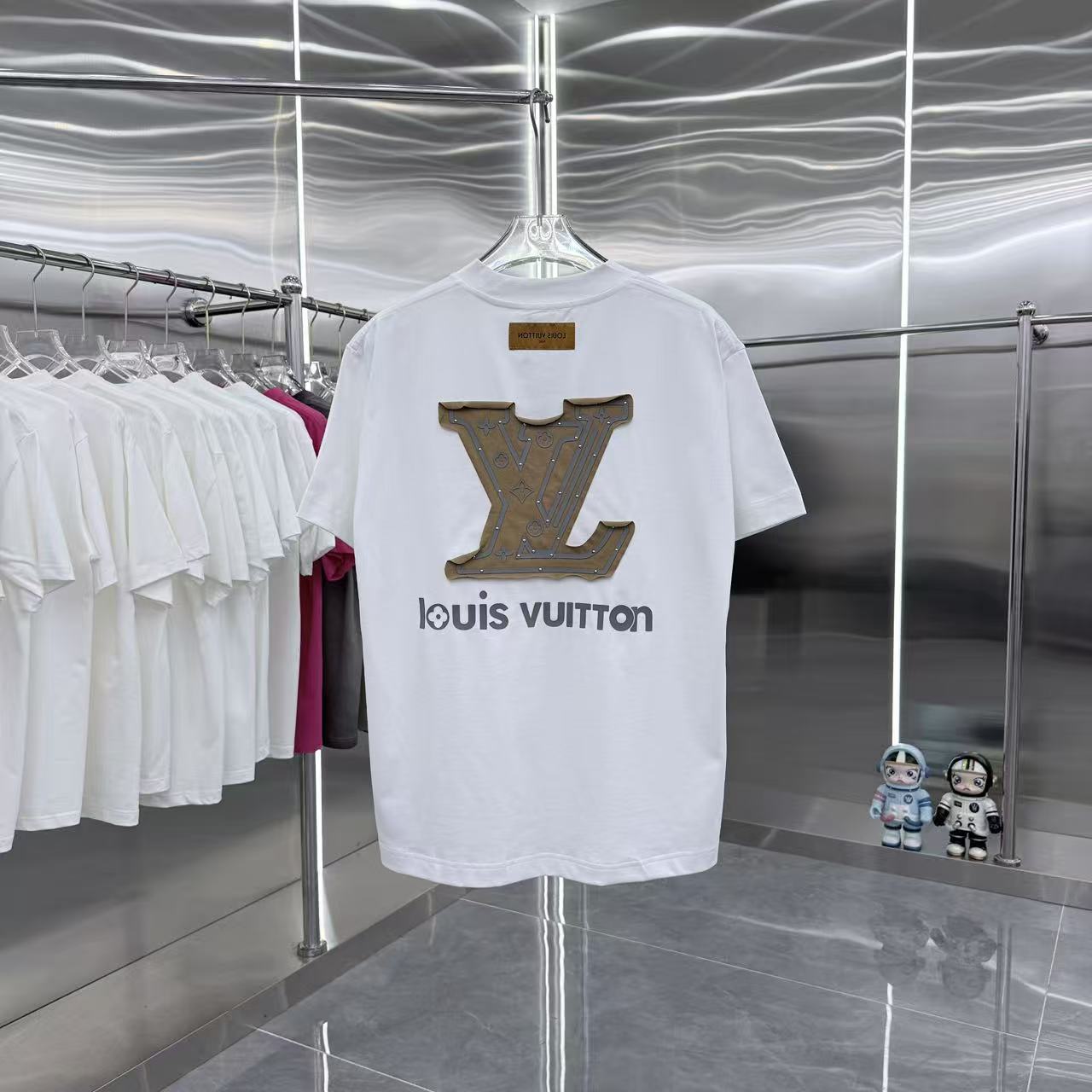 2026 高仿 LV 白色胸口 Logo 印花短袖|簡潔百搭男款精品T恤| 8 2026 高仿 LV 白色胸口 Logo 印花短袖|簡潔百搭男款精品T恤