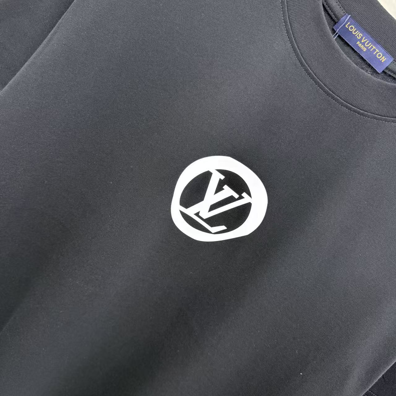 2026 高仿 LV 黑色圓形 Logo 印花短袖|簡約街頭風 男款百搭上衣| 10 2026 高仿 LV 黑色圓形 Logo 印花短袖|簡約街頭風 男款百搭上衣