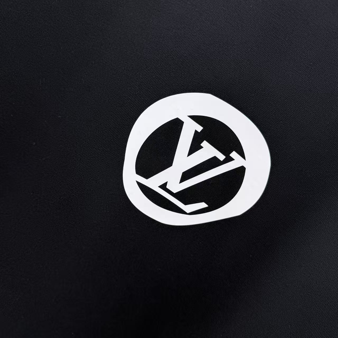 2026 高仿 LV 黑色圓形 Logo 印花短袖|簡約街頭風 男款百搭上衣| 9 2026 高仿 LV 黑色圓形 Logo 印花短袖|簡約街頭風 男款百搭上衣