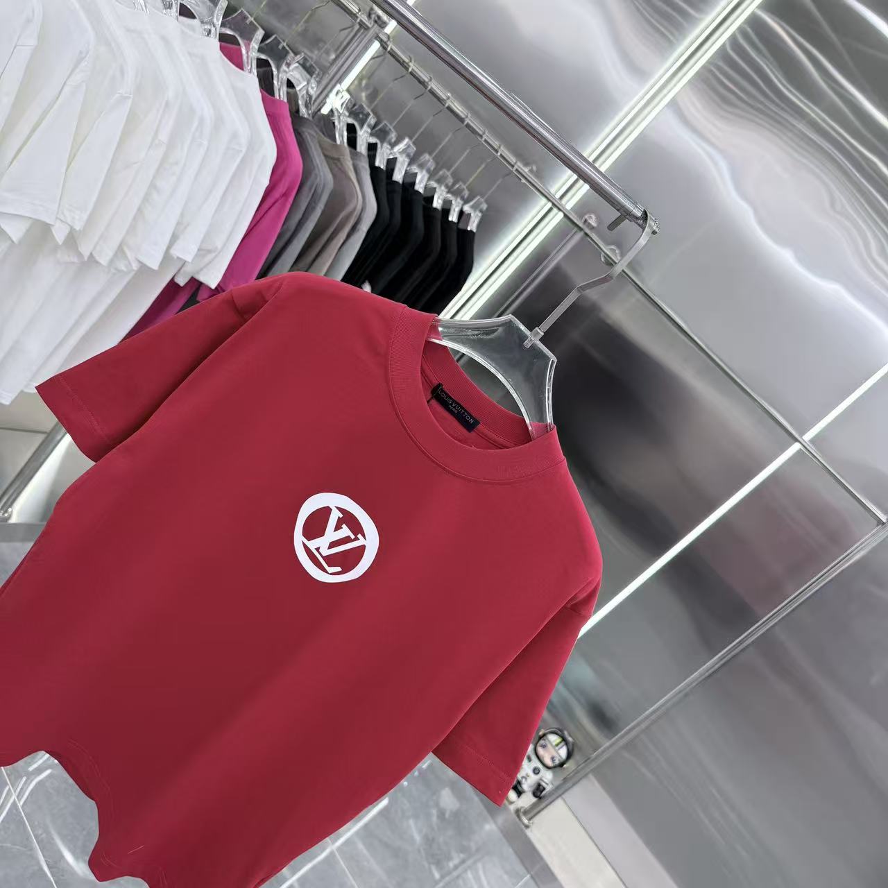 LV 一比一 紅色圓形 Logo 印花短袖|亮眼街頭風 男款精品T恤| 12 LV 一比一 紅色圓形 Logo 印花短袖|亮眼街頭風 男款精品T恤