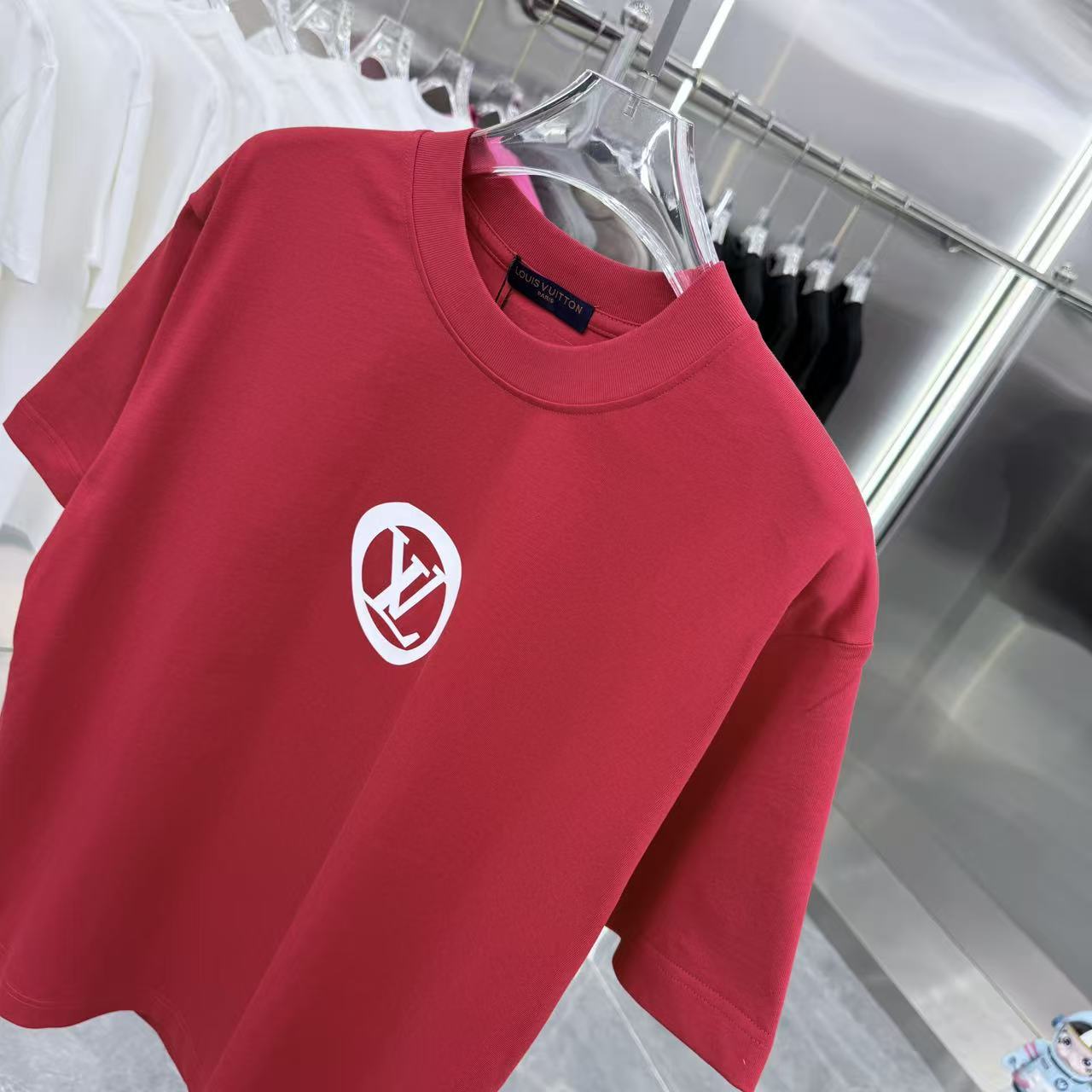 LV 一比一 紅色圓形 Logo 印花短袖|亮眼街頭風 男款精品T恤| 11 LV 一比一 紅色圓形 Logo 印花短袖|亮眼街頭風 男款精品T恤