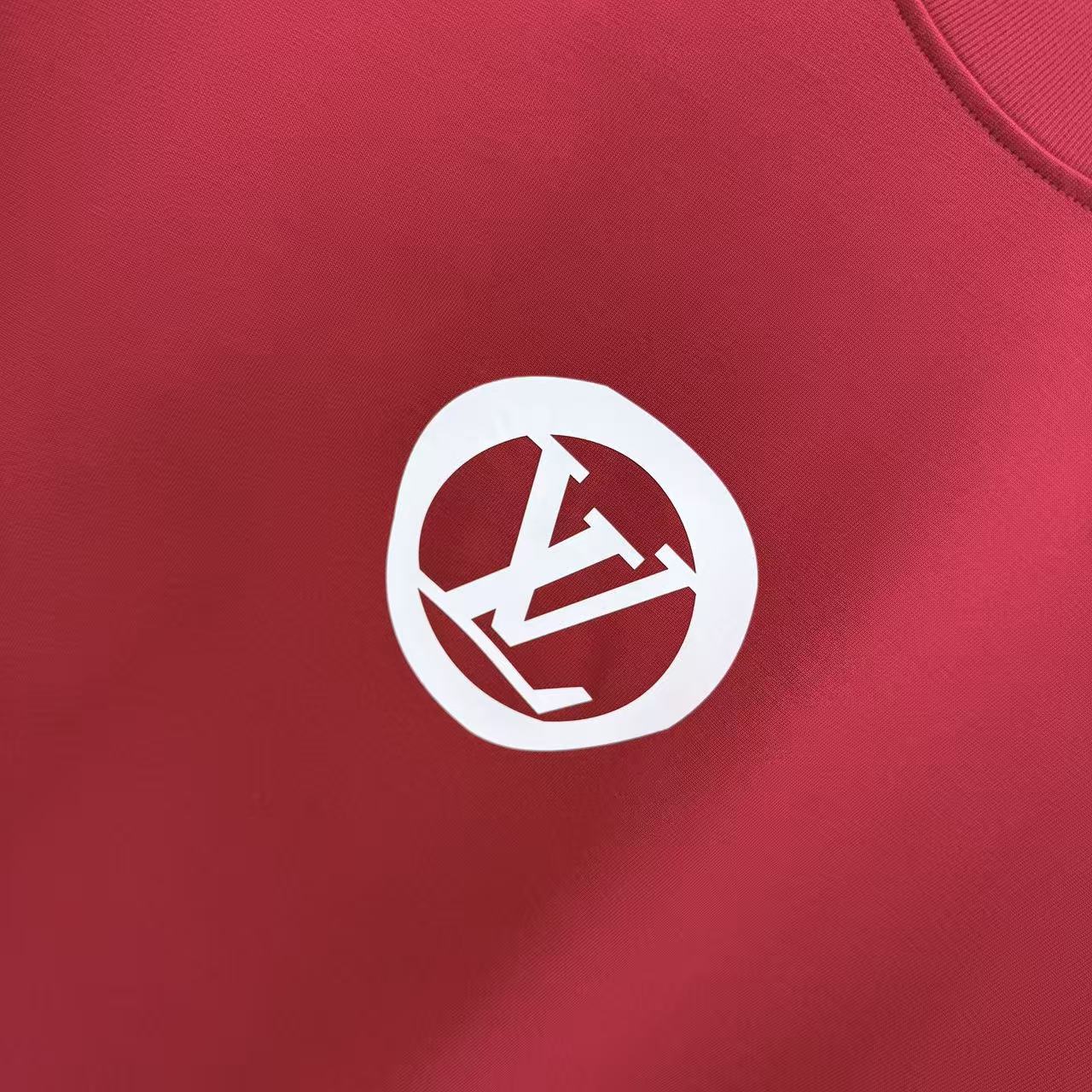LV 一比一 紅色圓形 Logo 印花短袖|亮眼街頭風 男款精品T恤| 9 LV 一比一 紅色圓形 Logo 印花短袖|亮眼街頭風 男款精品T恤