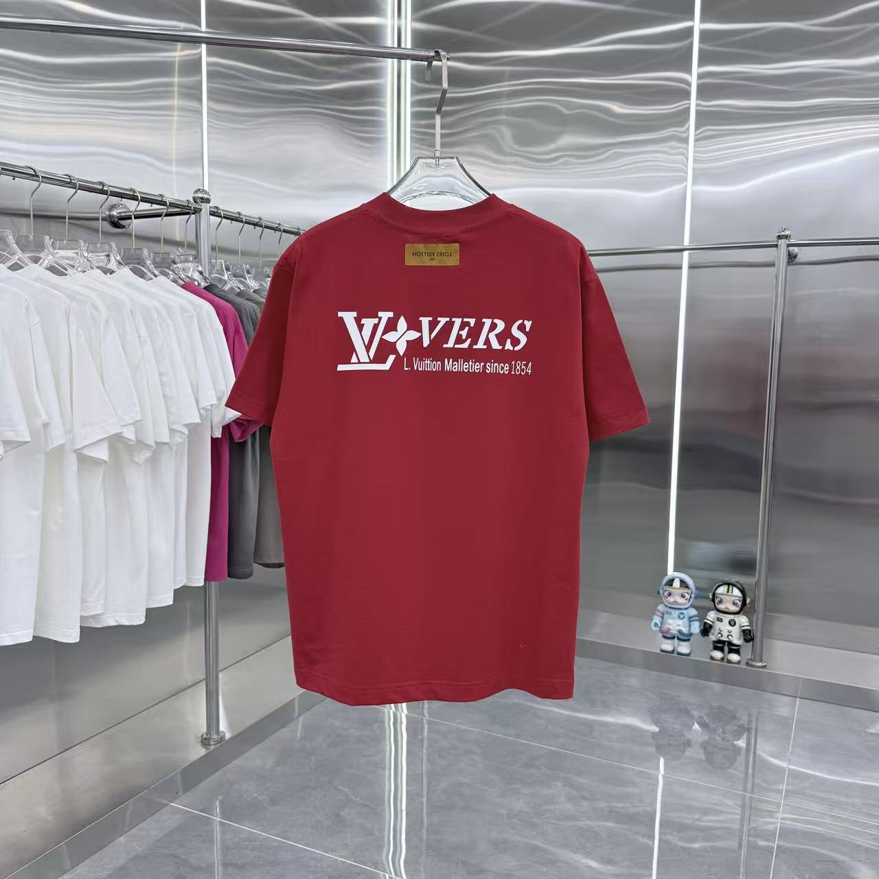 LV 一比一 紅色圓形 Logo 印花短袖|亮眼街頭風 男款精品T恤| 8 LV 一比一 紅色圓形 Logo 印花短袖|亮眼街頭風 男款精品T恤