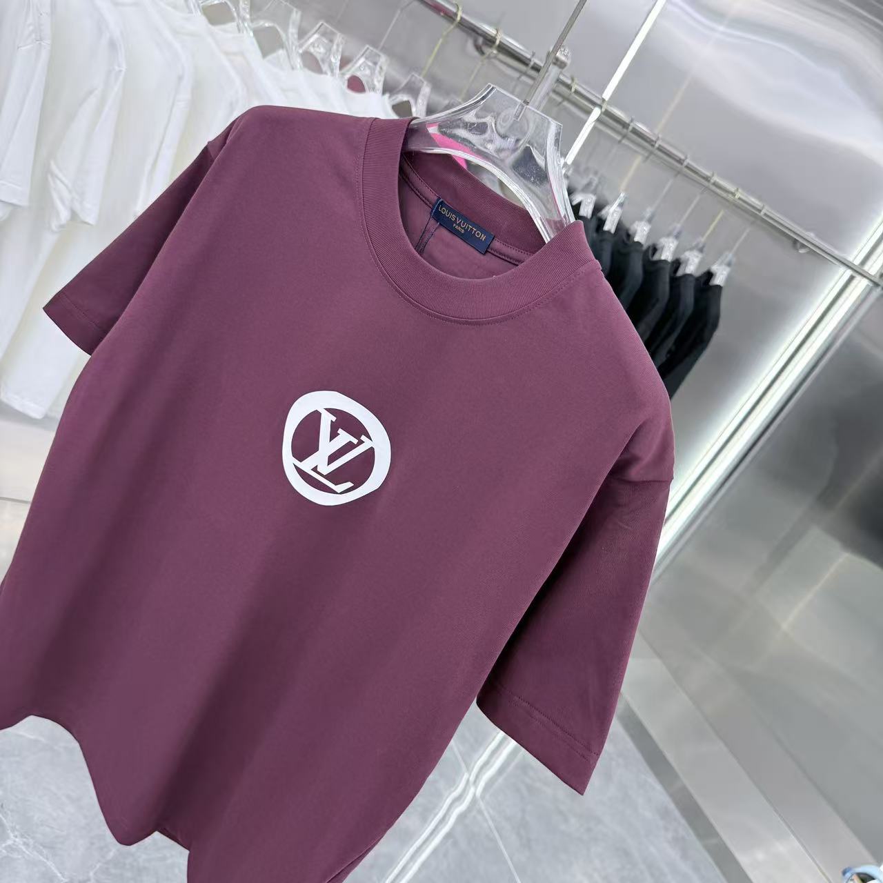 LV 原單 酒紅圓形 Logo 印花短袖|質感深色系 男款街頭休閒T恤| 11 LV 原單 酒紅圓形 Logo 印花短袖|質感深色系 男款街頭休閒T恤