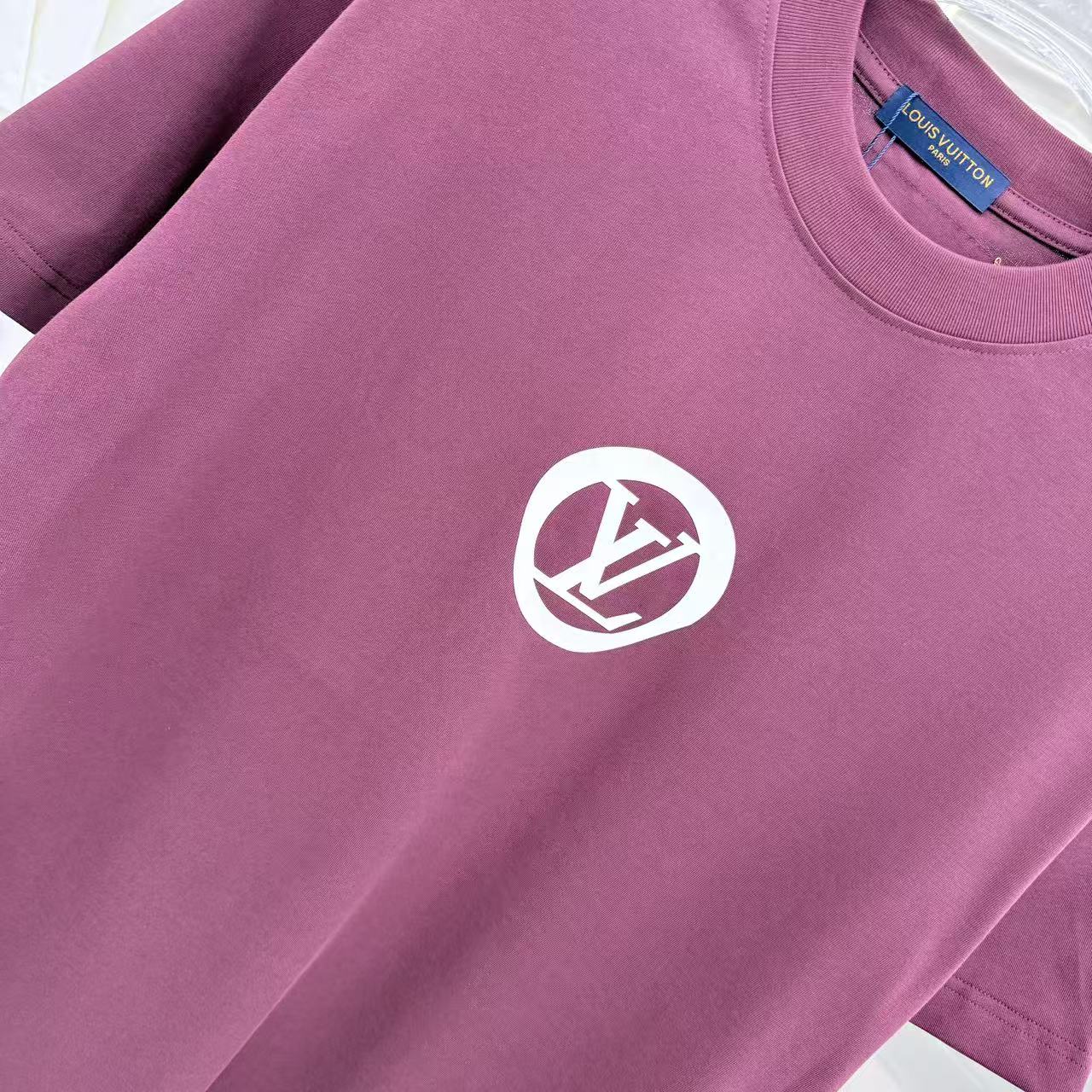 LV 原單 酒紅圓形 Logo 印花短袖|質感深色系 男款街頭休閒T恤| 10 LV 原單 酒紅圓形 Logo 印花短袖|質感深色系 男款街頭休閒T恤