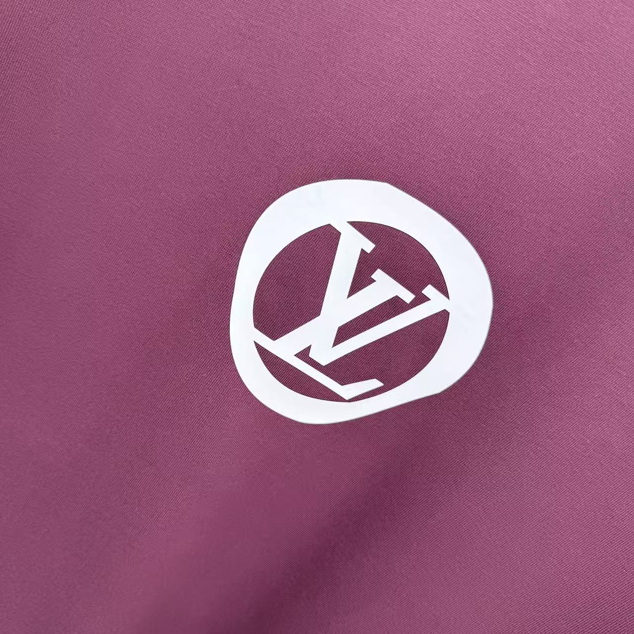 LV 原單 酒紅圓形 Logo 印花短袖|質感深色系 男款街頭休閒T恤| 9 LV 原單 酒紅圓形 Logo 印花短袖|質感深色系 男款街頭休閒T恤