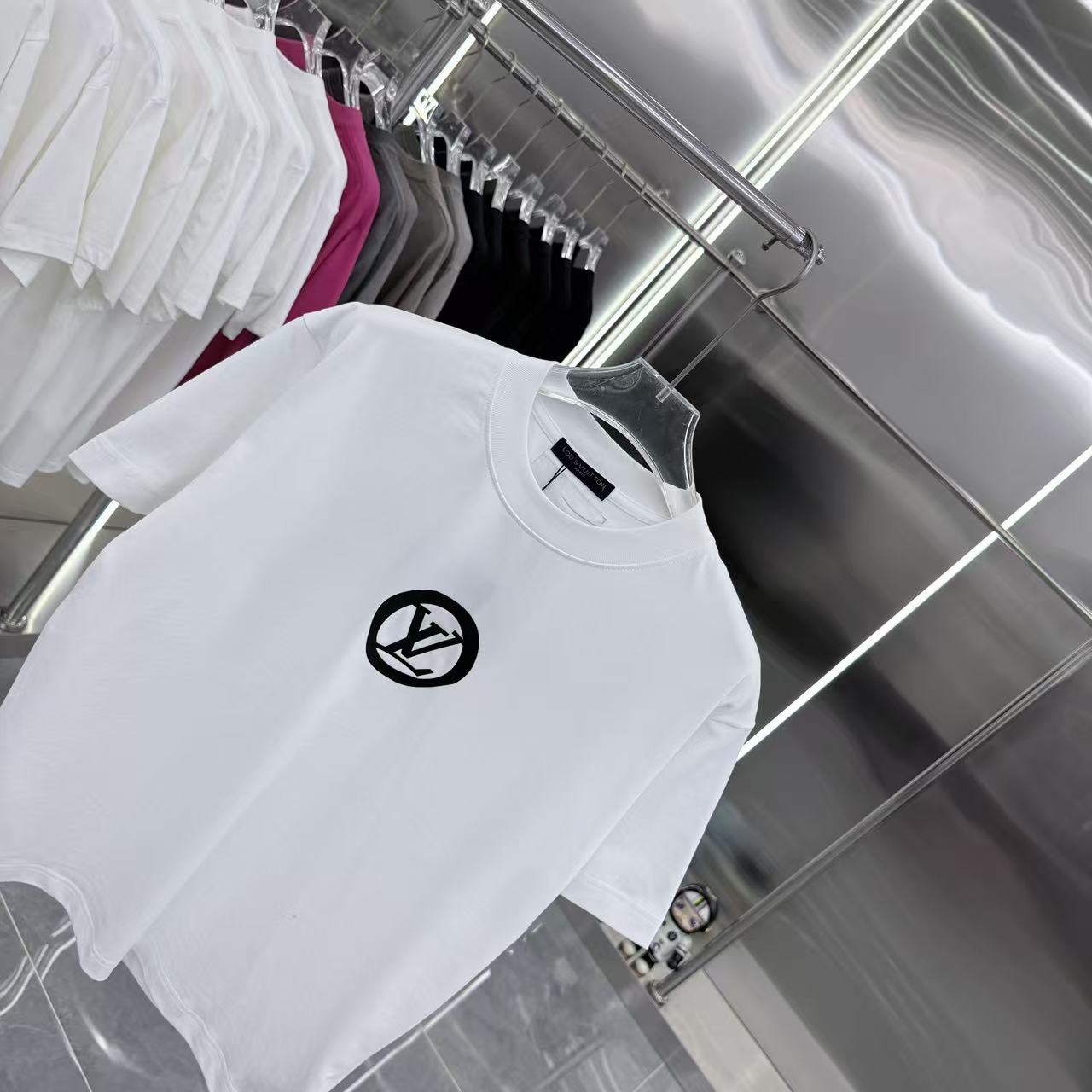 LV A貨 白色圓形 Logo 印花短袖|清爽耐看男款休閒T恤| 12 LV A貨 白色圓形 Logo 印花短袖|清爽耐看男款休閒T恤