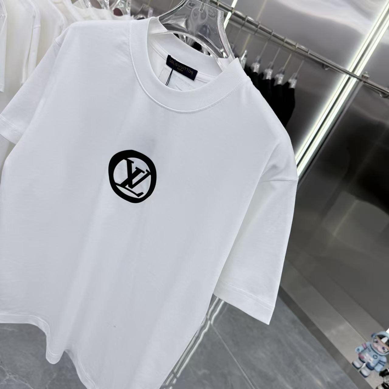 LV A貨 白色圓形 Logo 印花短袖|清爽耐看男款休閒T恤| 11 LV A貨 白色圓形 Logo 印花短袖|清爽耐看男款休閒T恤
