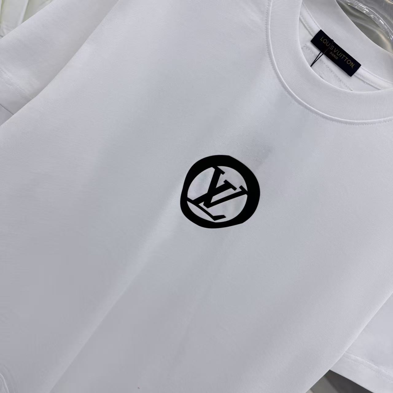 LV A貨 白色圓形 Logo 印花短袖|清爽耐看男款休閒T恤| 10 LV A貨 白色圓形 Logo 印花短袖|清爽耐看男款休閒T恤