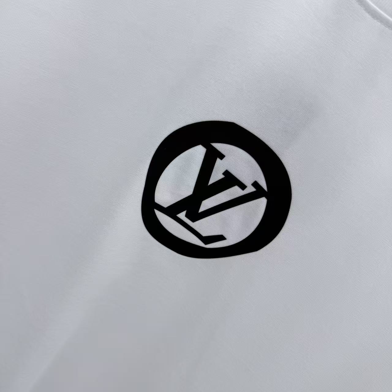 LV A貨 白色圓形 Logo 印花短袖|清爽耐看男款休閒T恤| 9 LV A貨 白色圓形 Logo 印花短袖|清爽耐看男款休閒T恤