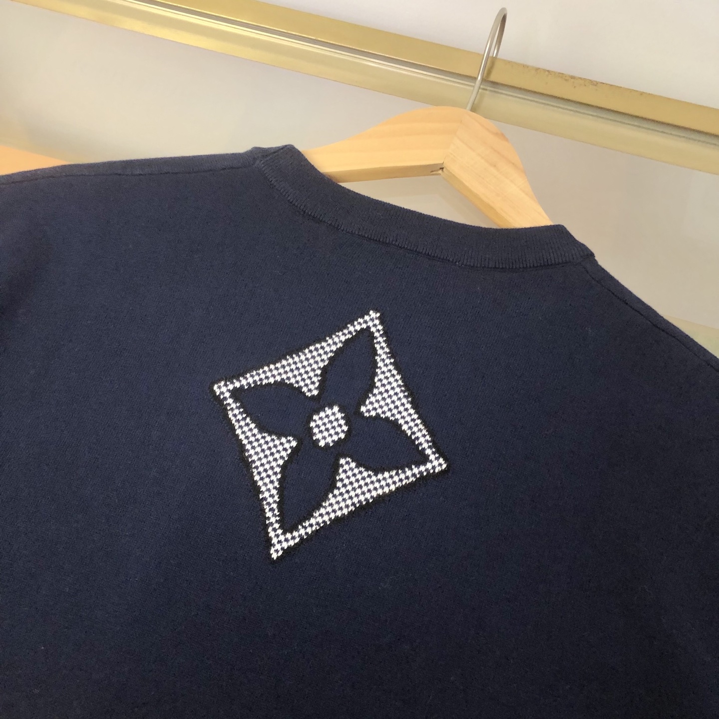 LV 高仿 男款 深藍 Monogram 短袖T恤 低調質感圖紋款| 12 LV 高仿 男款 深藍 Monogram 短袖T恤 低調質感圖紋款