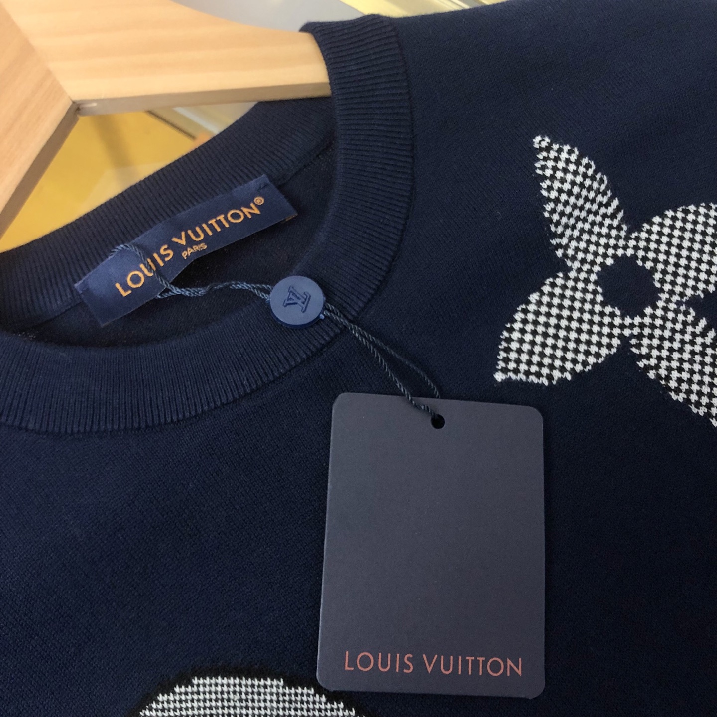 LV 高仿 男款 深藍 Monogram 短袖T恤 低調質感圖紋款| 9 LV 高仿 男款 深藍 Monogram 短袖T恤 低調質感圖紋款