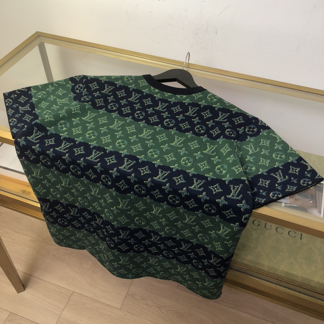LV 高仿 男款 綠藍編織 Monogram 短袖T恤 立體質感配色| 14 LV 高仿 男款 綠藍編織 Monogram 短袖T恤 立體質感配色