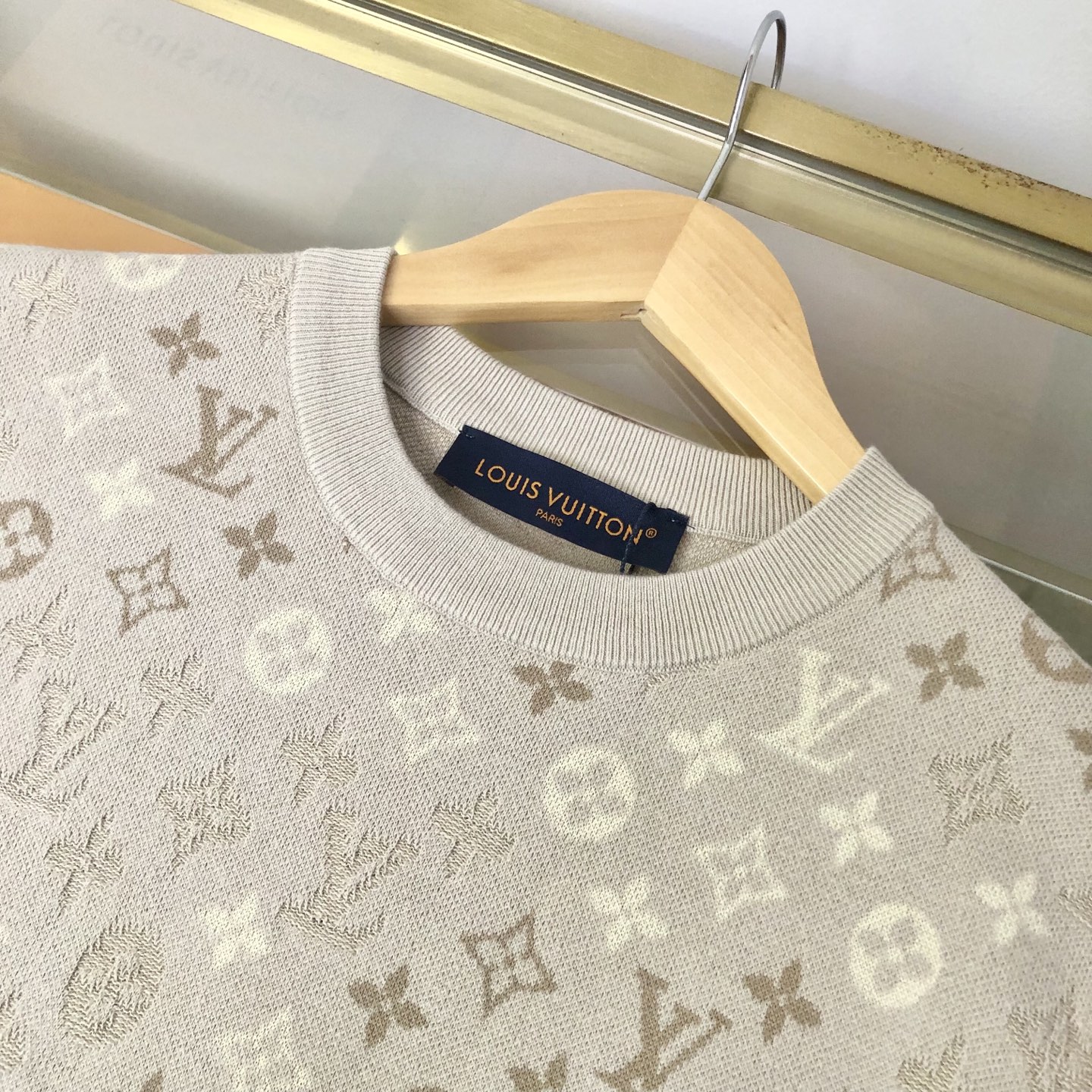 LV 一比一 男款 米白編織 Monogram 短袖T恤 柔和紋理造型| 13 LV 一比一 男款 米白編織 Monogram 短袖T恤 柔和紋理造型