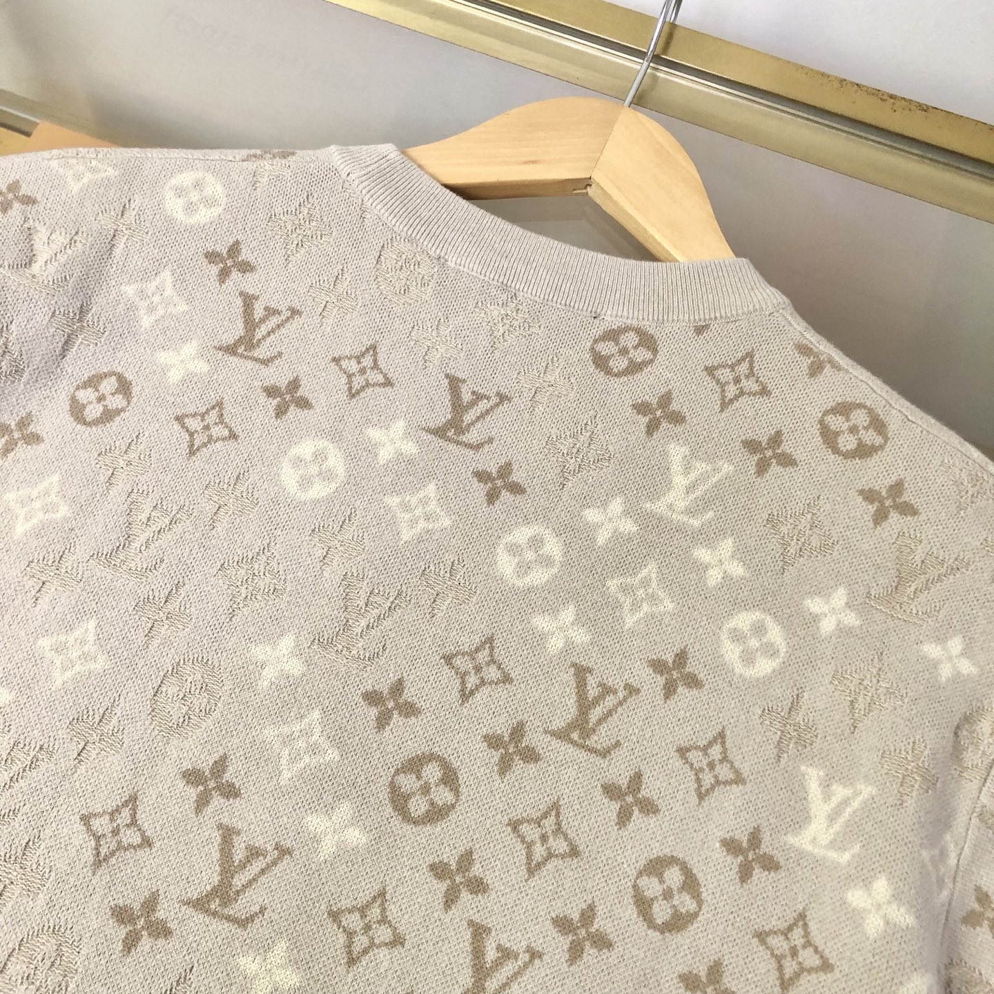 LV 一比一 男款 米白編織 Monogram 短袖T恤 柔和紋理造型| 12 LV 一比一 男款 米白編織 Monogram 短袖T恤 柔和紋理造型